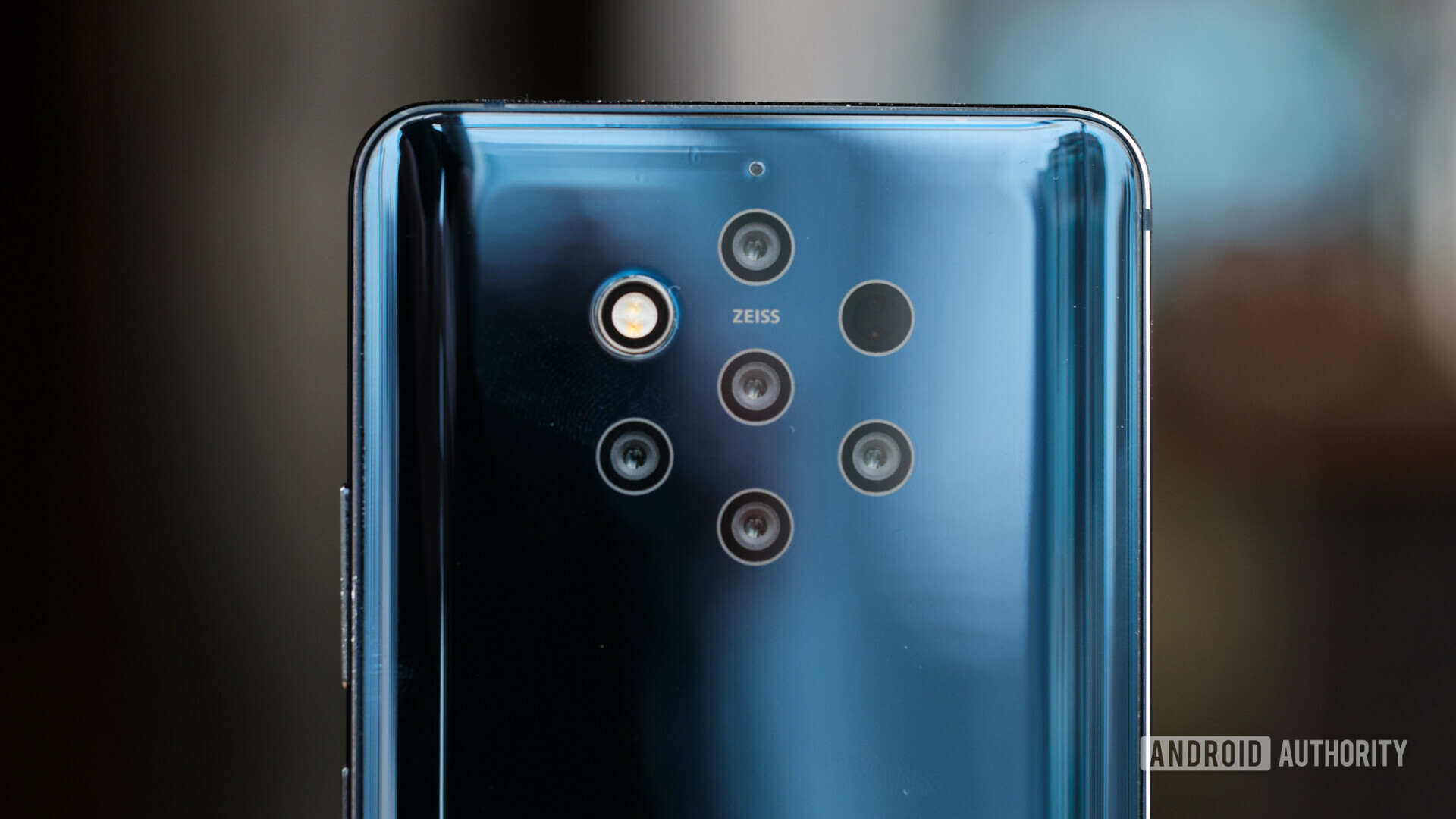 Backside of the Nokia 9 PureView focusing on the five cameras.