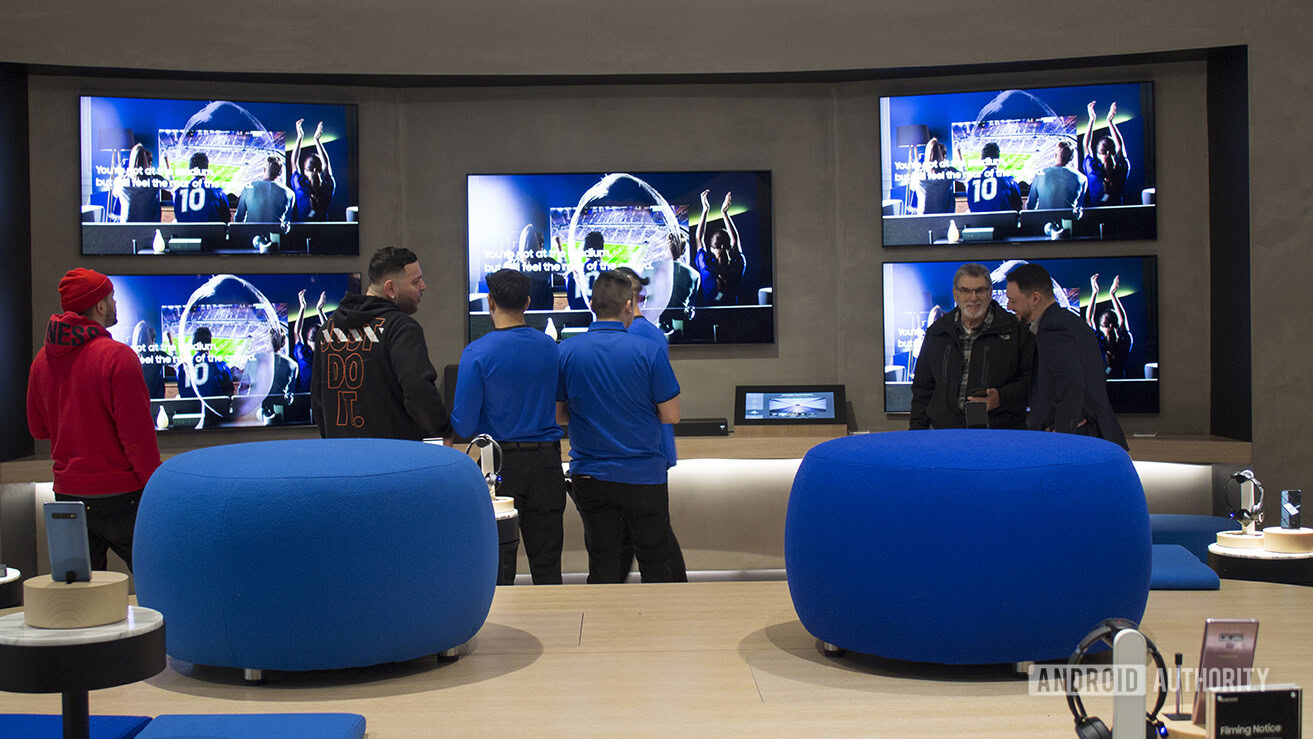 Uma parede de TVs Samsung em exibição na Samsung Experience Store em Long Island.