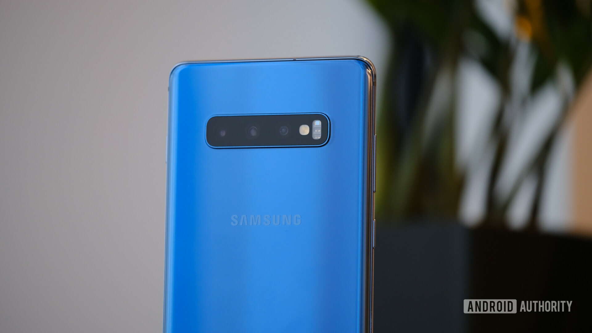 Backside photo of the tripple camera on a blue Samsung Galaxy S10 Plus