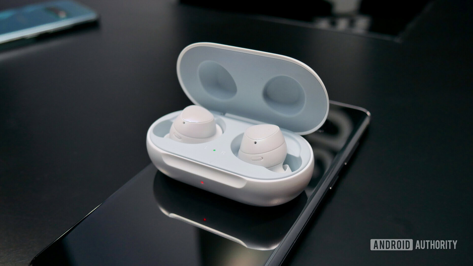 Airpods pro samsung. Samsung Galaxy Buds белые. Samsung Galaxy Buds 2 (белый). Наушники Samsung Galaxy buds2 White. Samsung Galaxy buds2 Pro, White.