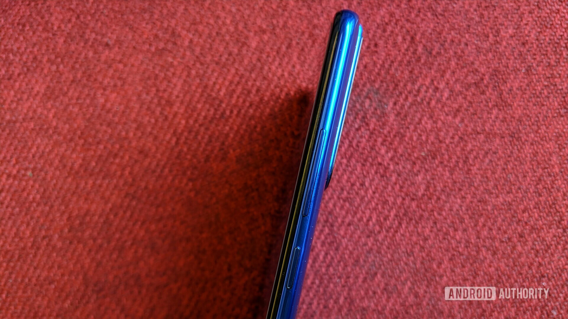 vivo V15 Pro volume rocker and power button