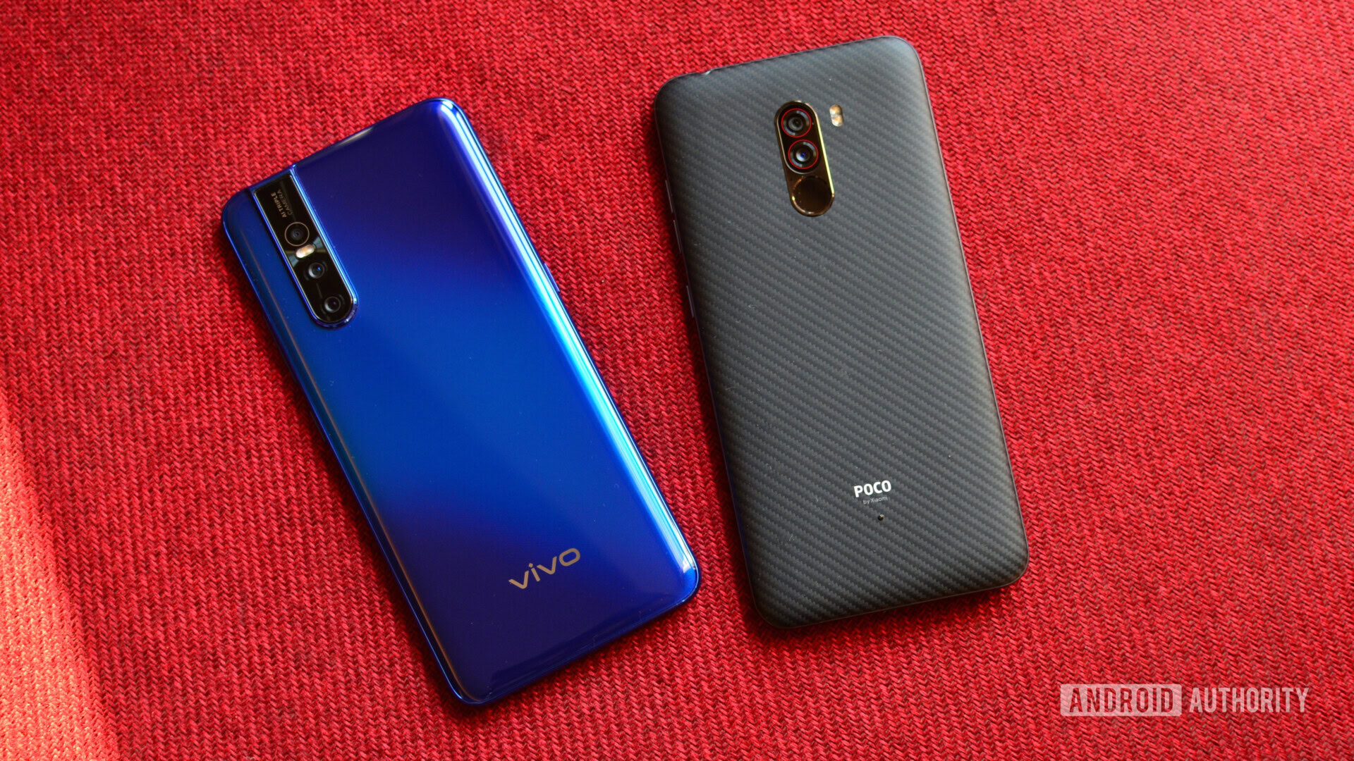 vivo V15 Pro vs POCOphone F1 back panel