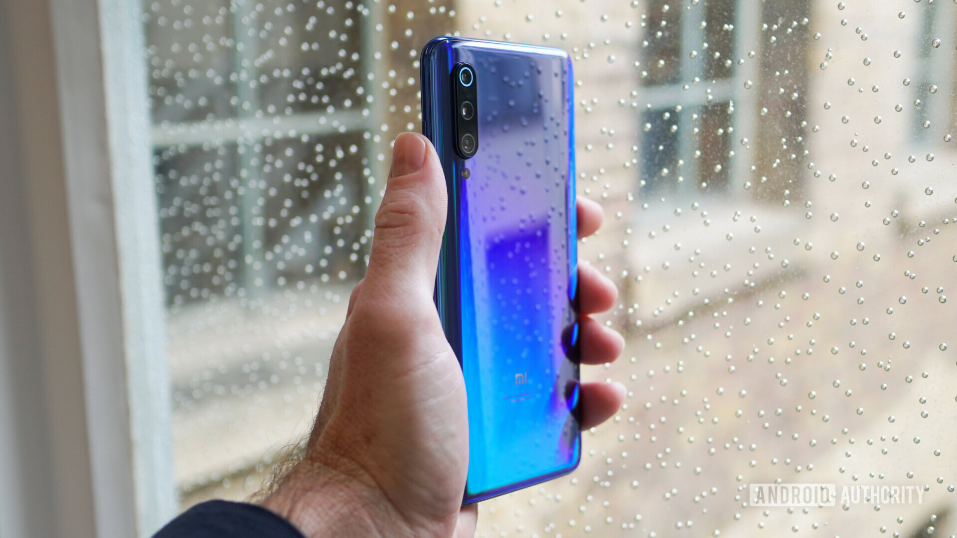 Xiaomi Mi 9 blue in hand