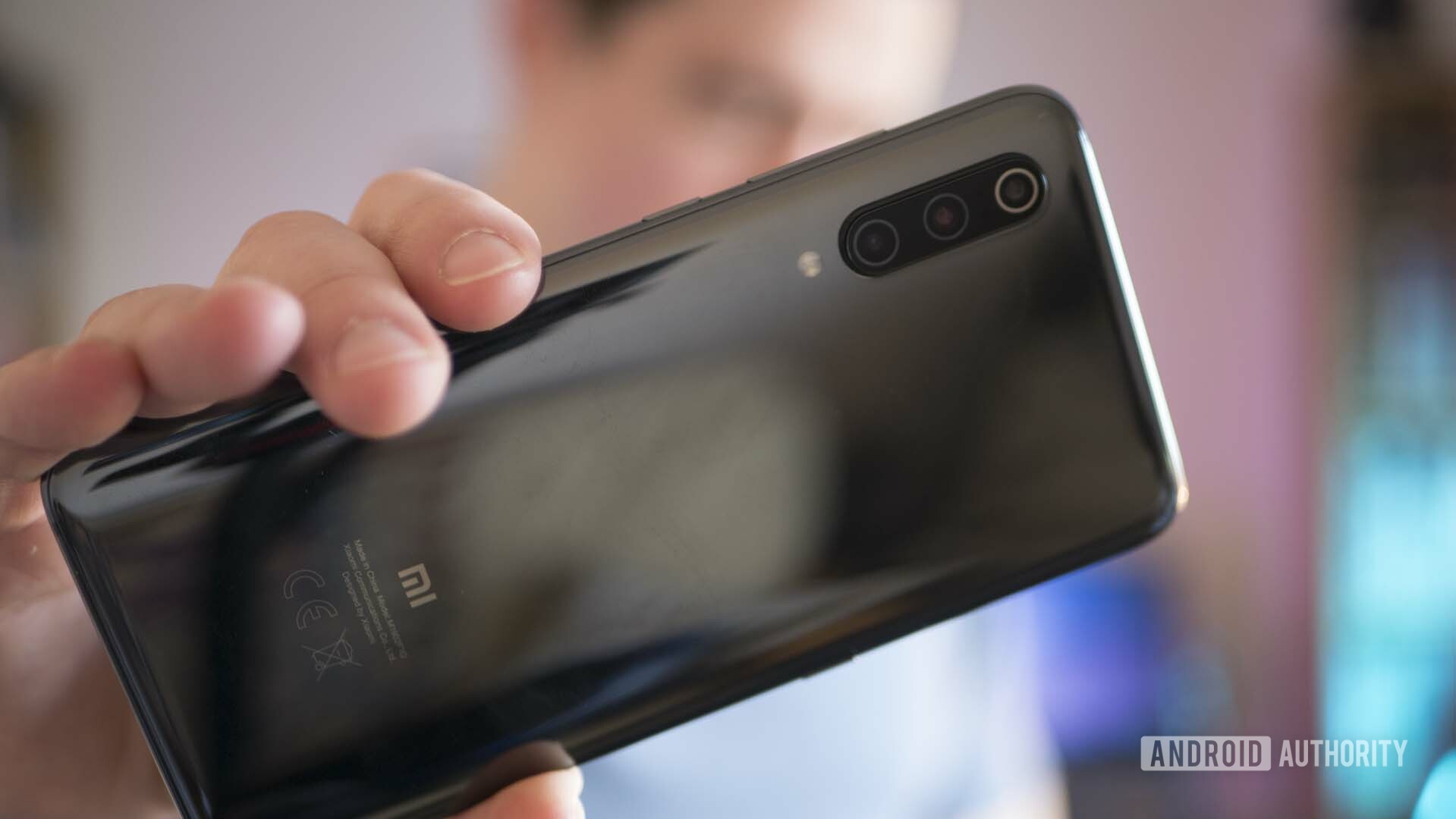 Xiaomi Mi 9 Review Device in Hand