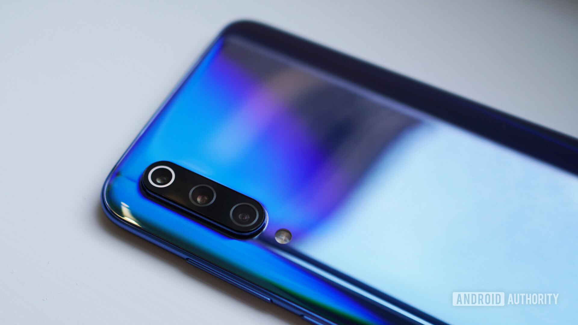 Xiaomi Mi 9 triple camera detail 1