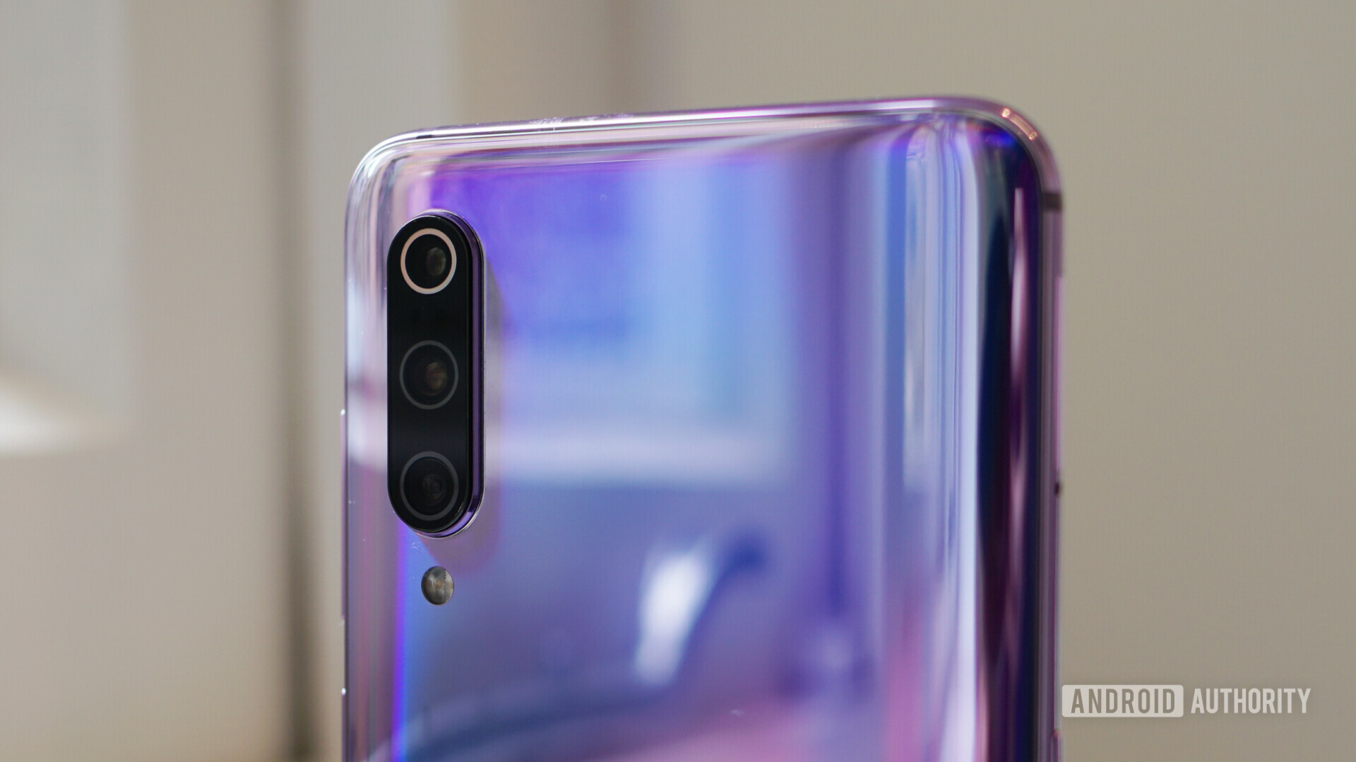 Xiaomi Mi 9 triple camera detail purple 1