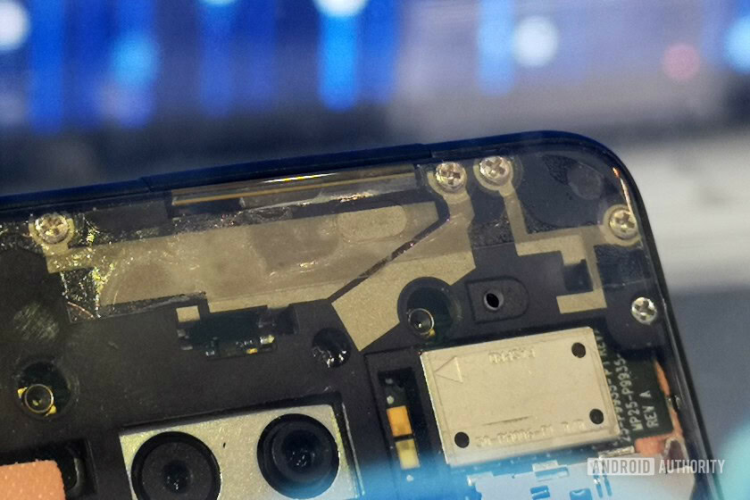 mmWave antenna crammed inside Qualcomm demo phone