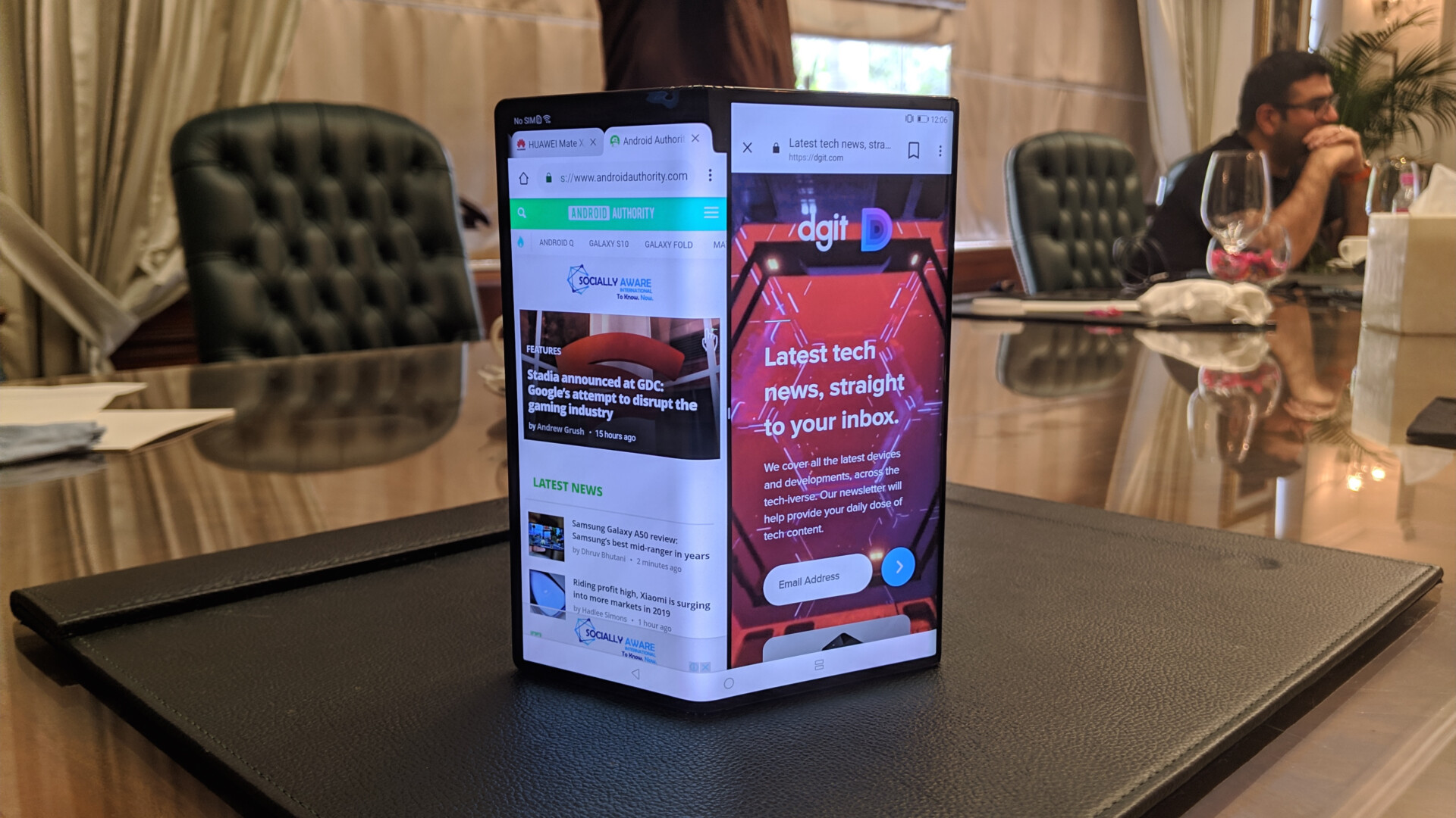 HUAWEI Mate X Folded Display with Dgit and Android Authority Split