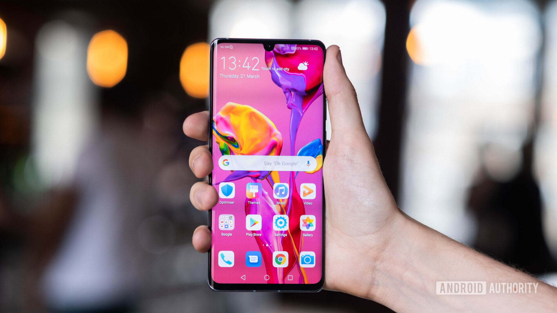 HUAWEI P30 Pro screen in hand (15 of 60)