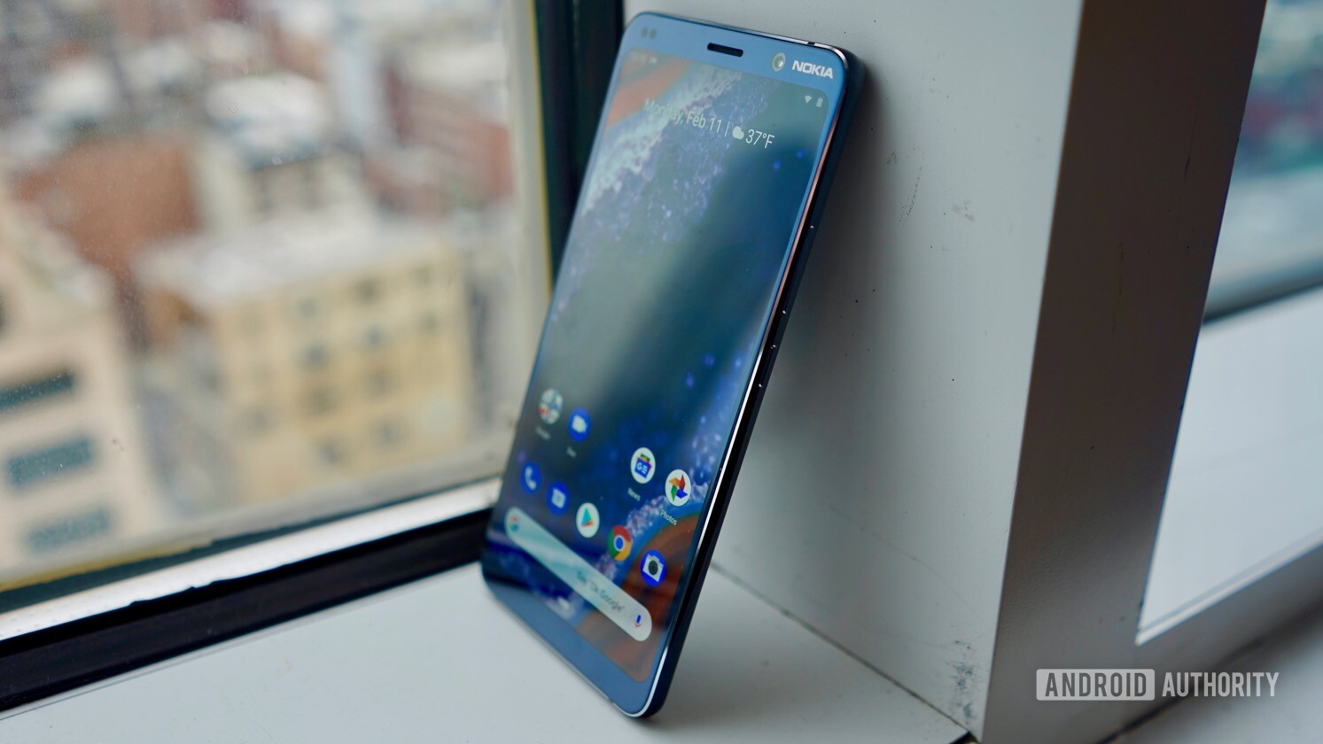 The front and side of the Nokia 9 PureView smartphone.