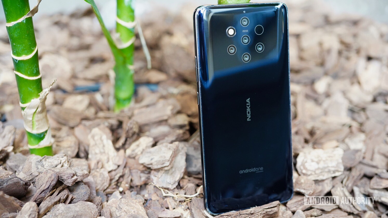 Bacskide of the Nokia 9 PureView showing the five camera setup.