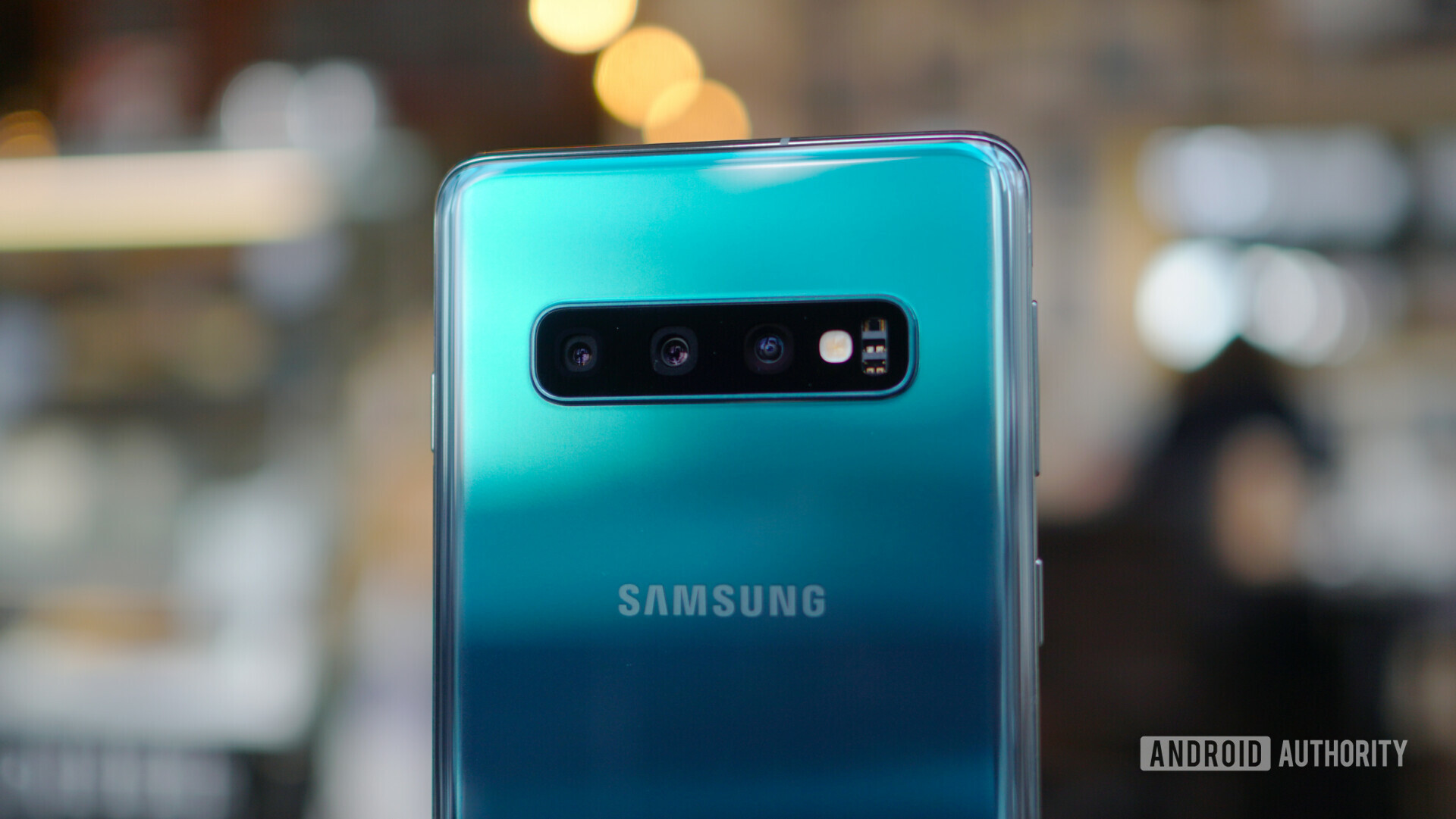 Samsung Galaxy S10 Prism Green camera detail