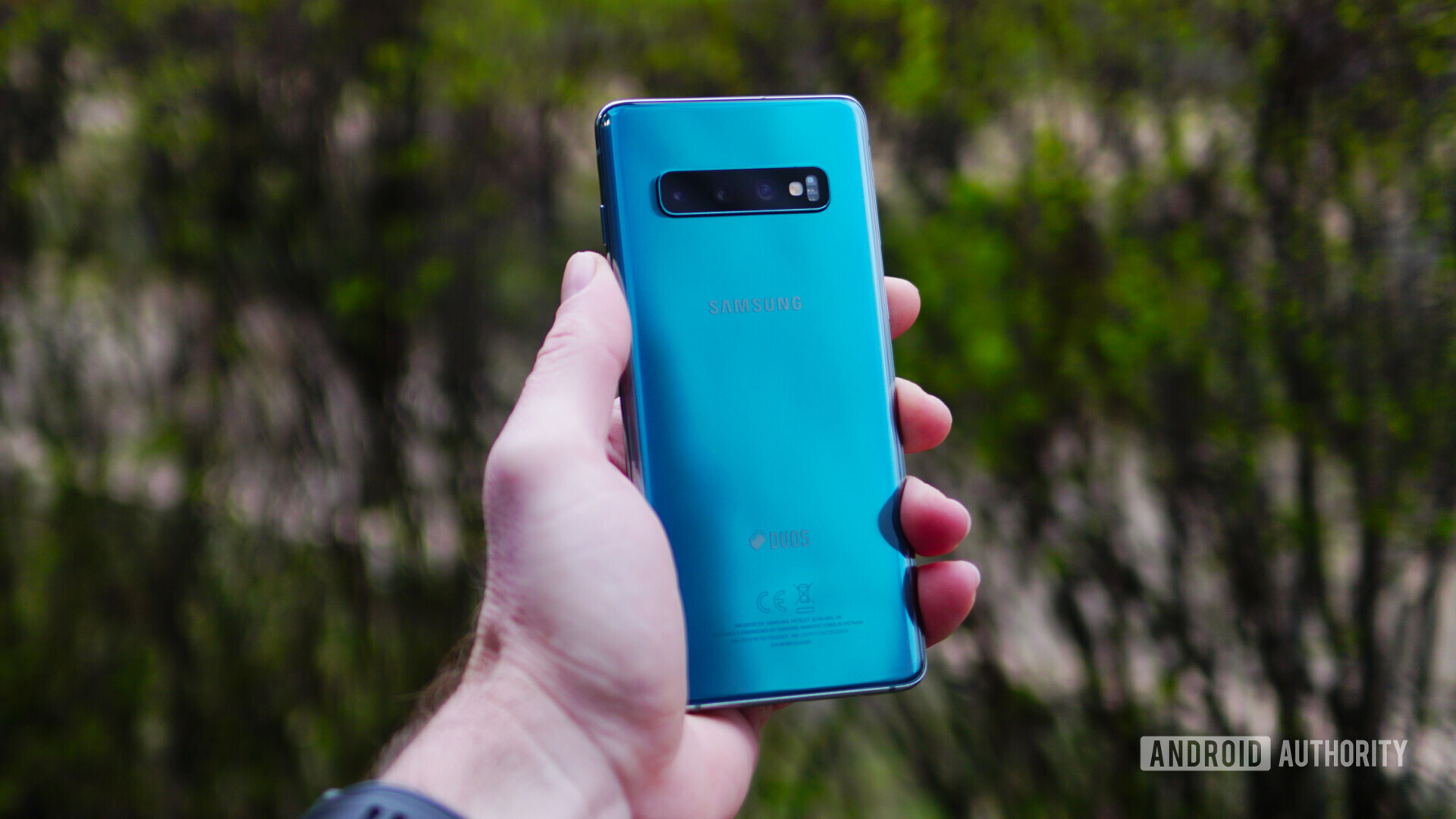 Samsung Galaxy S10 Prism Green in hand - back