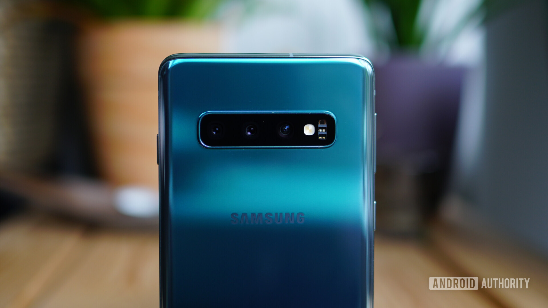 Samsung Galaxy S10 back camera green