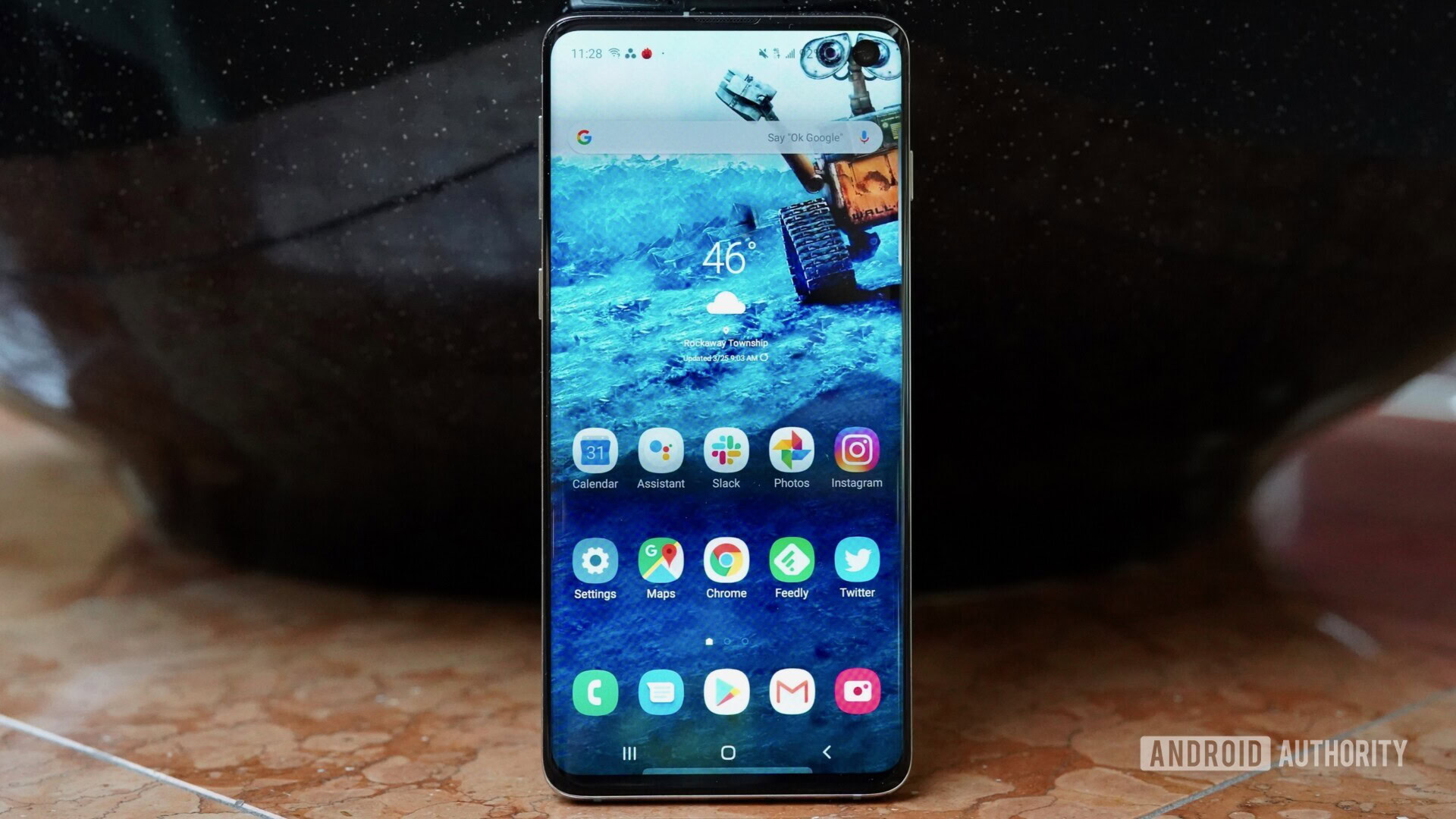 Frontside of the Samsung Galaxy S10 with the display turned on.