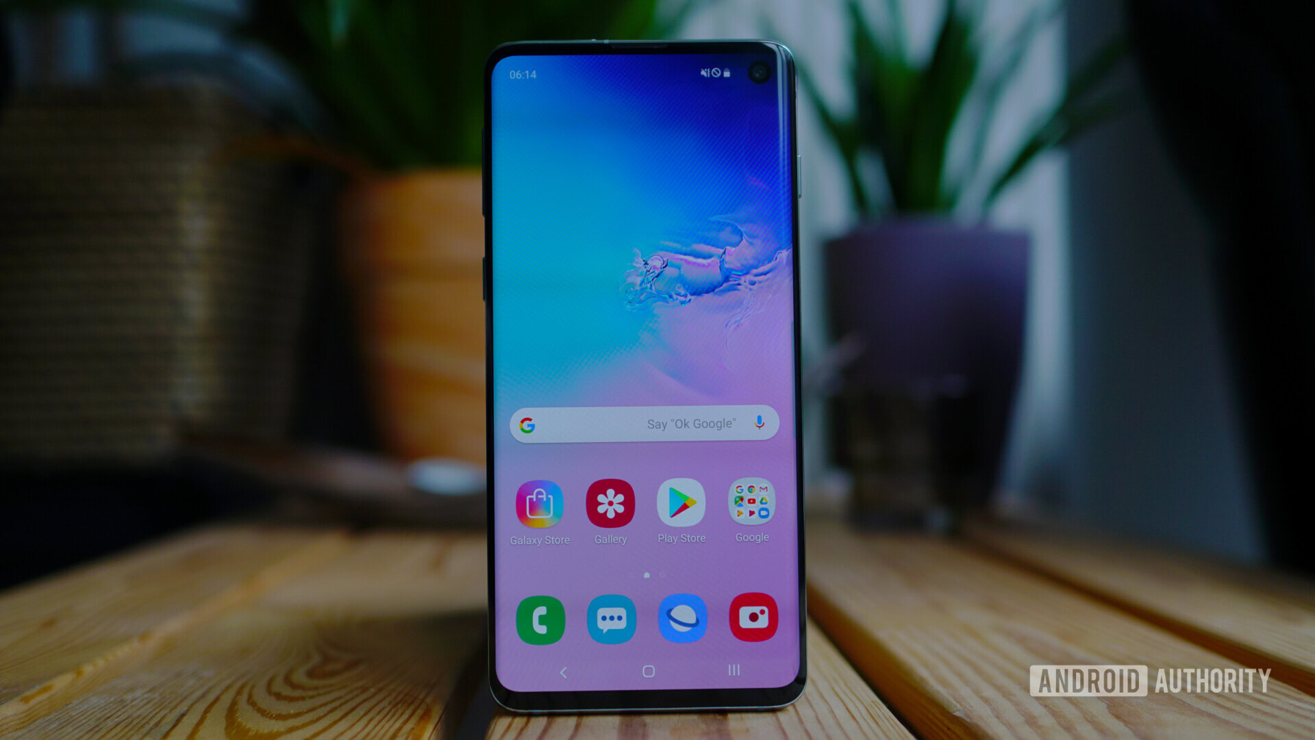 Samsung Galaxy S10 screen standing