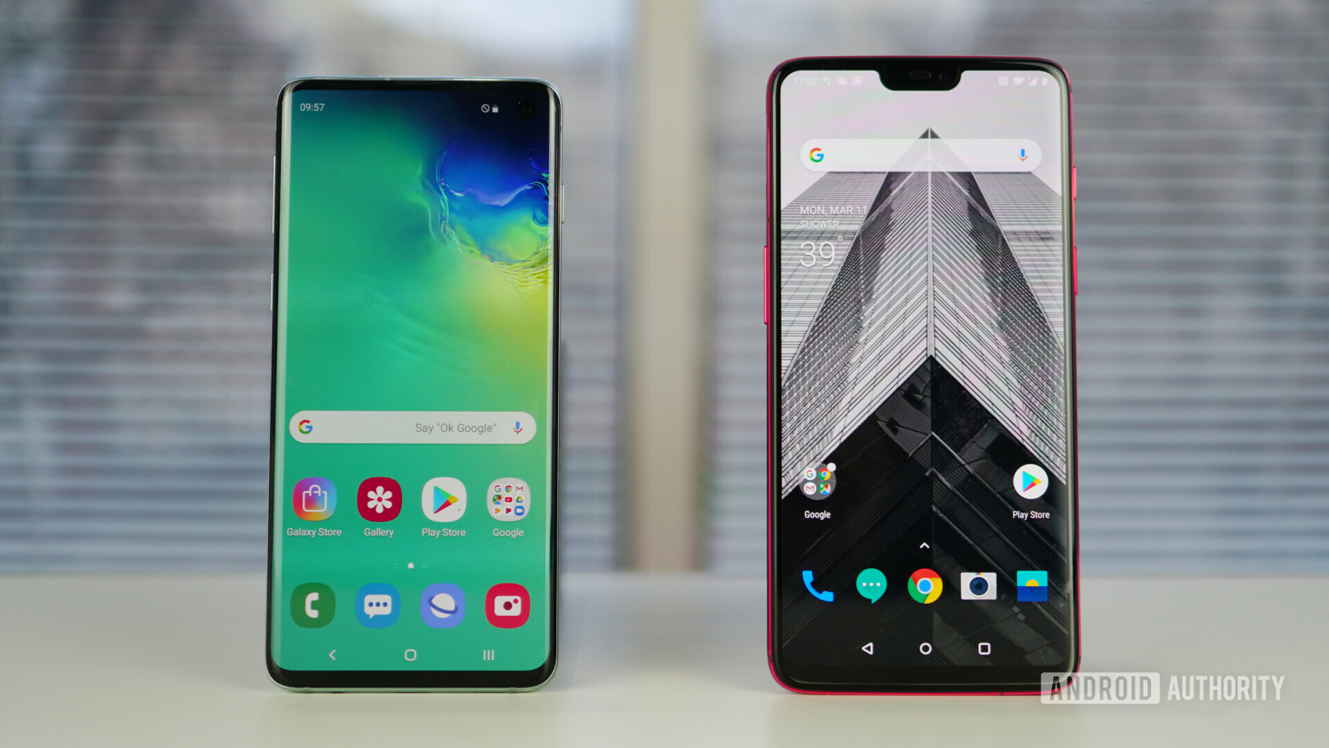 Samsung Galaxy S10 vs OnePlus 6 screen