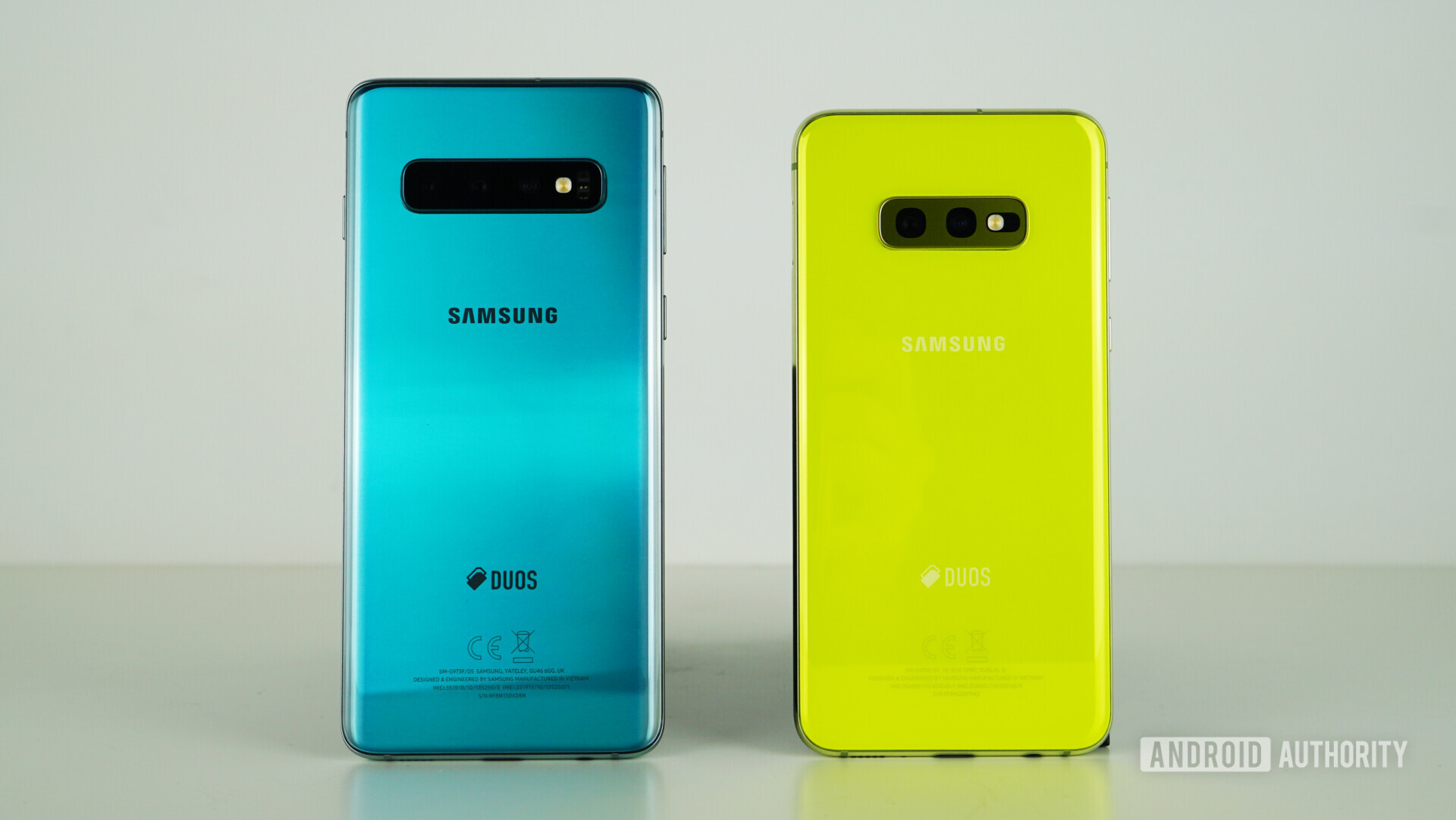 Samsung Galaxy S10 vs Samsung Galaxy S10e back - green, yellow