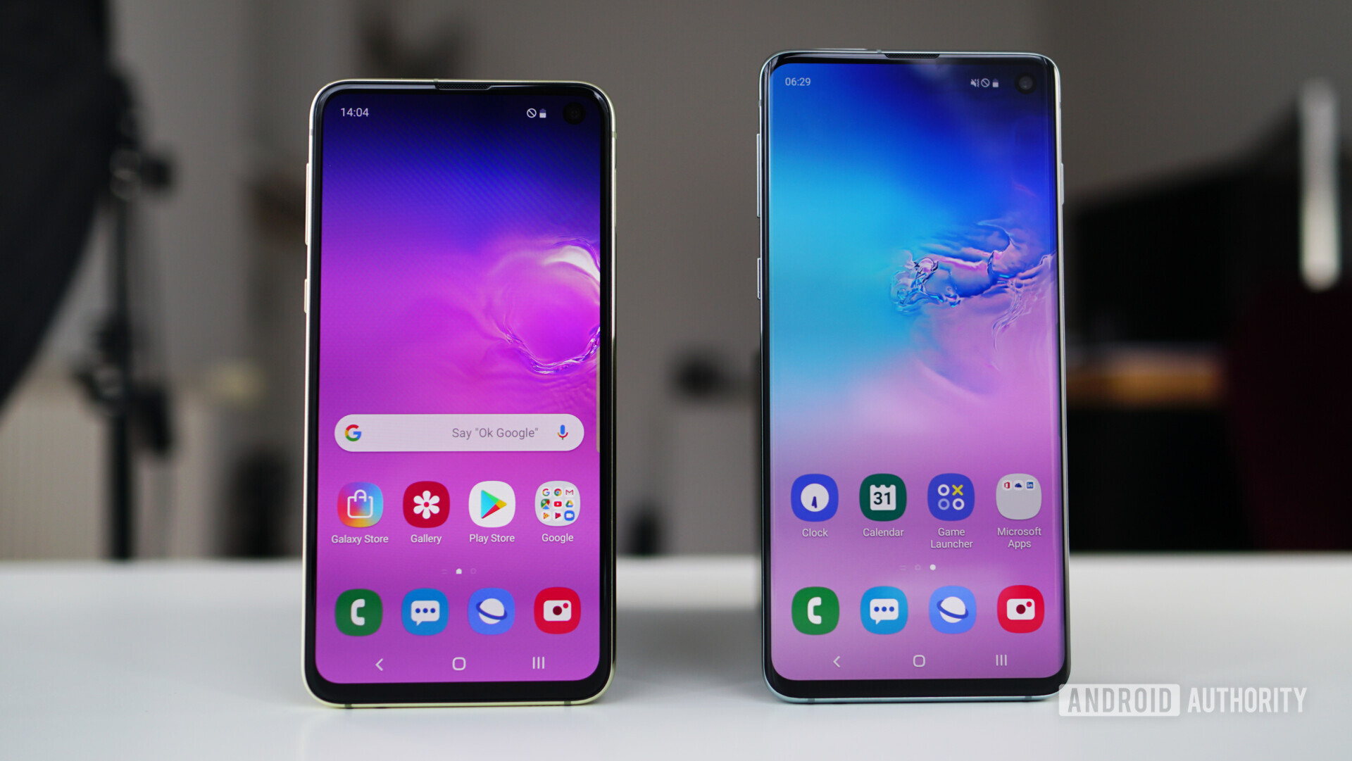 Samsung Galaxy S10e vs Samsung Galaxy S10 display