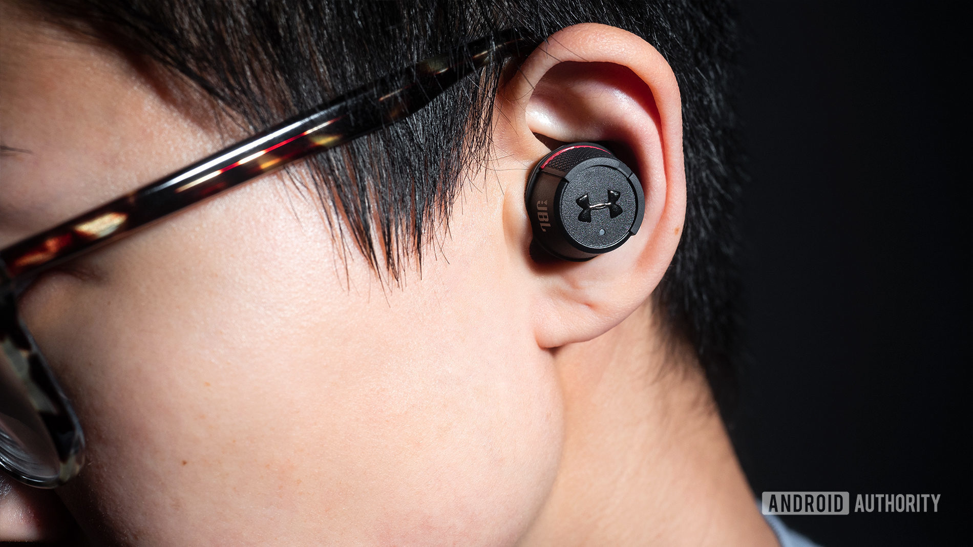 Under Armour True Wireless Flash JBL: A woman wearing the earbuds.