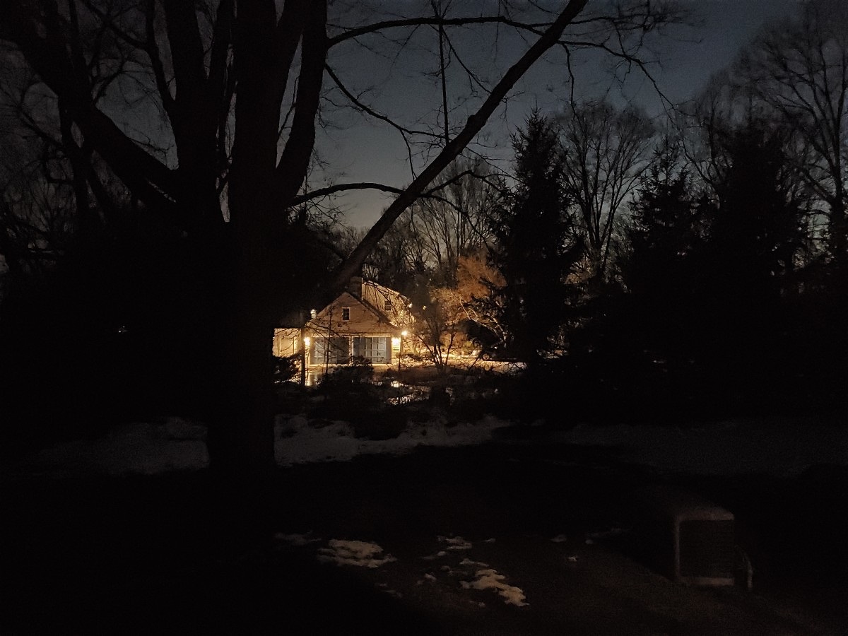 A night scene shot on the Galaxy S10 using a Bright Night mode.