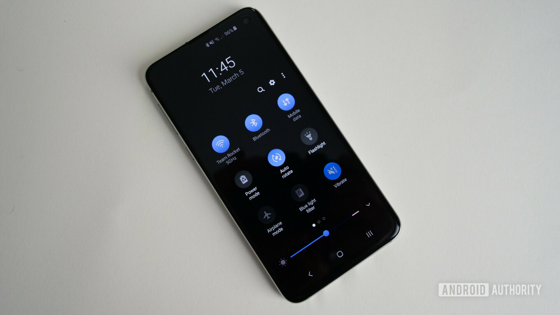 Frontside of the Samsung Galaxy S10E with turned on display showing the One UI notification center.