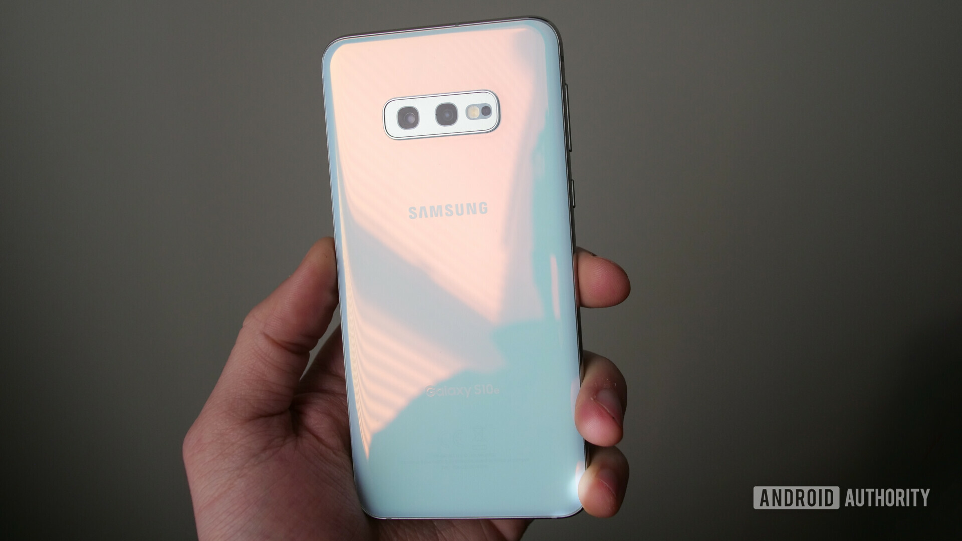 Backside of the samsung galaxy s10e held in hand.