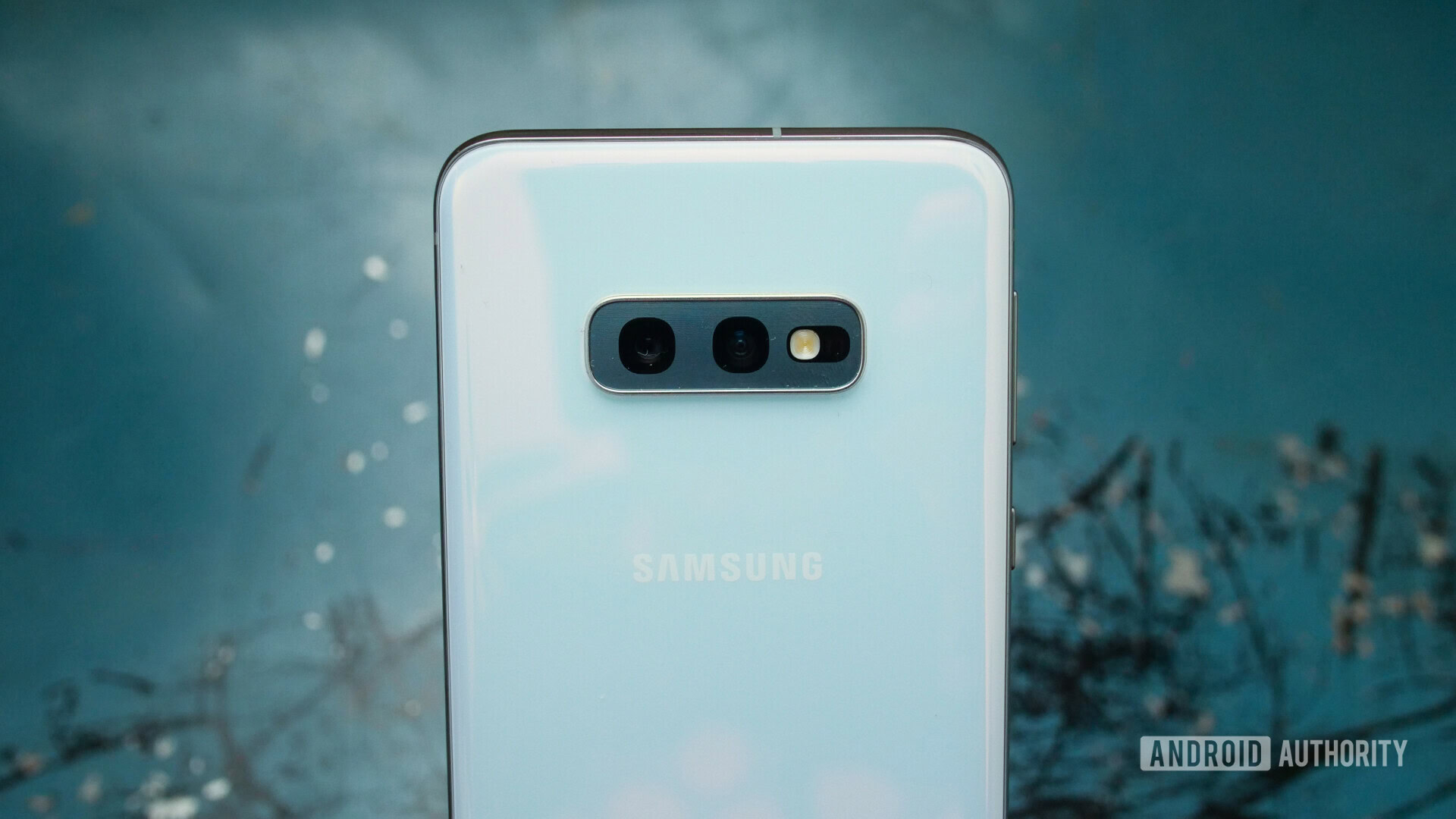 samsung galaxy s10e in hand back cameras