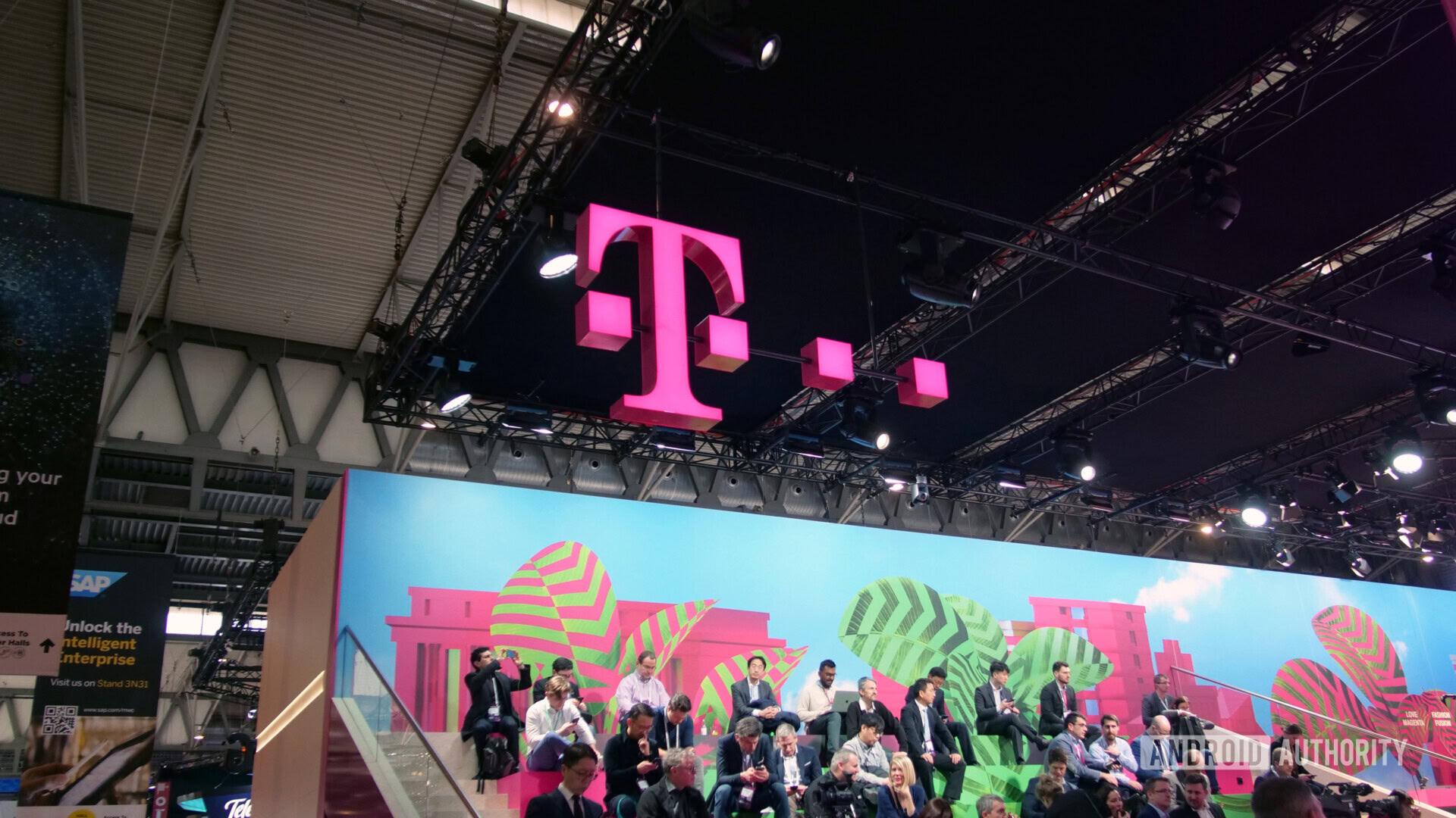 t-mobile розовый логотип t на mwc 2019