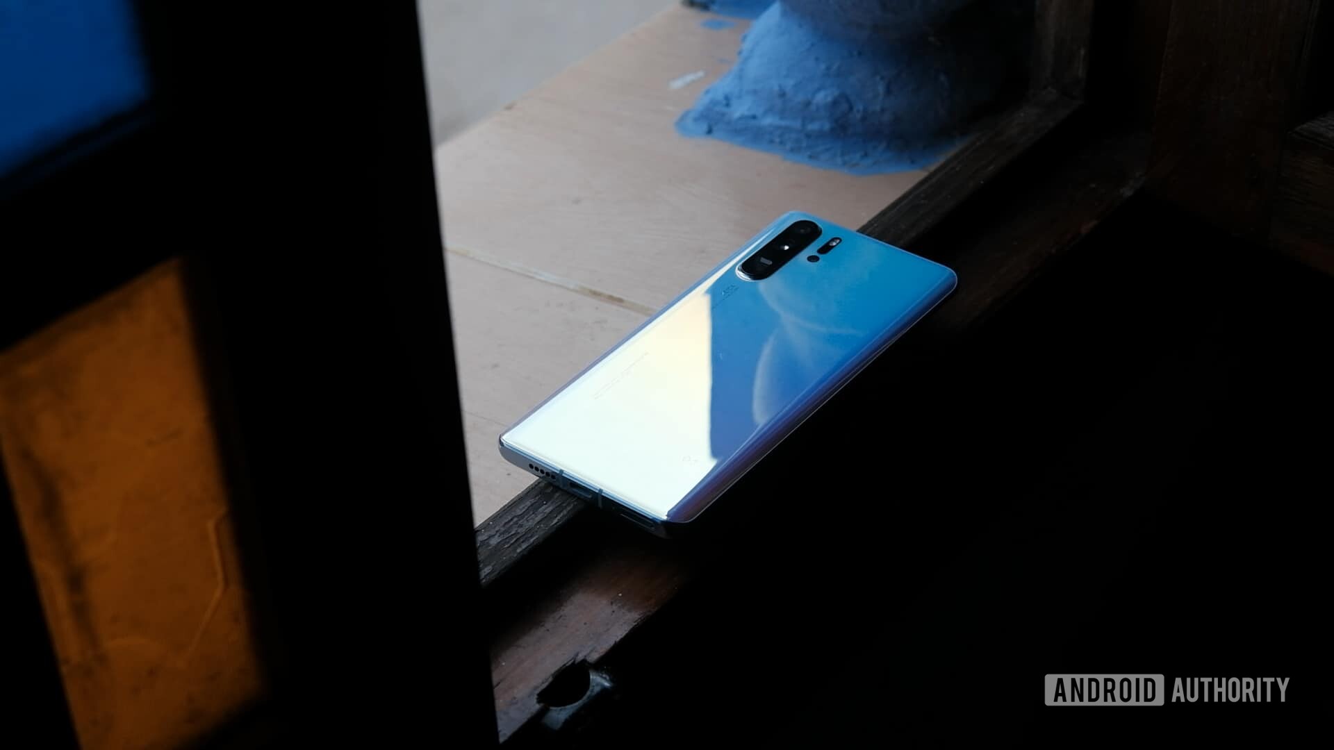 HUAWEI P30 Pro back on windowsill