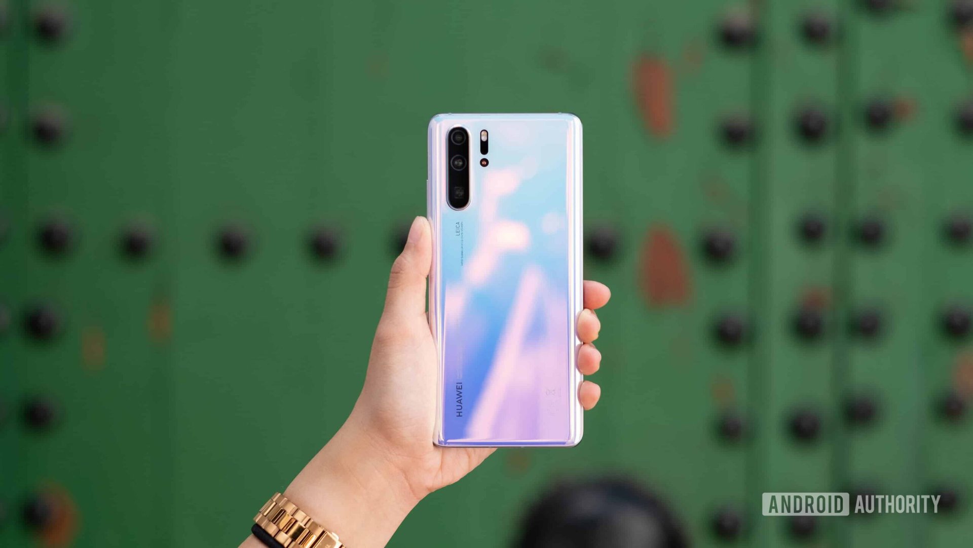 HUAWEI P30 Pro held in front of door