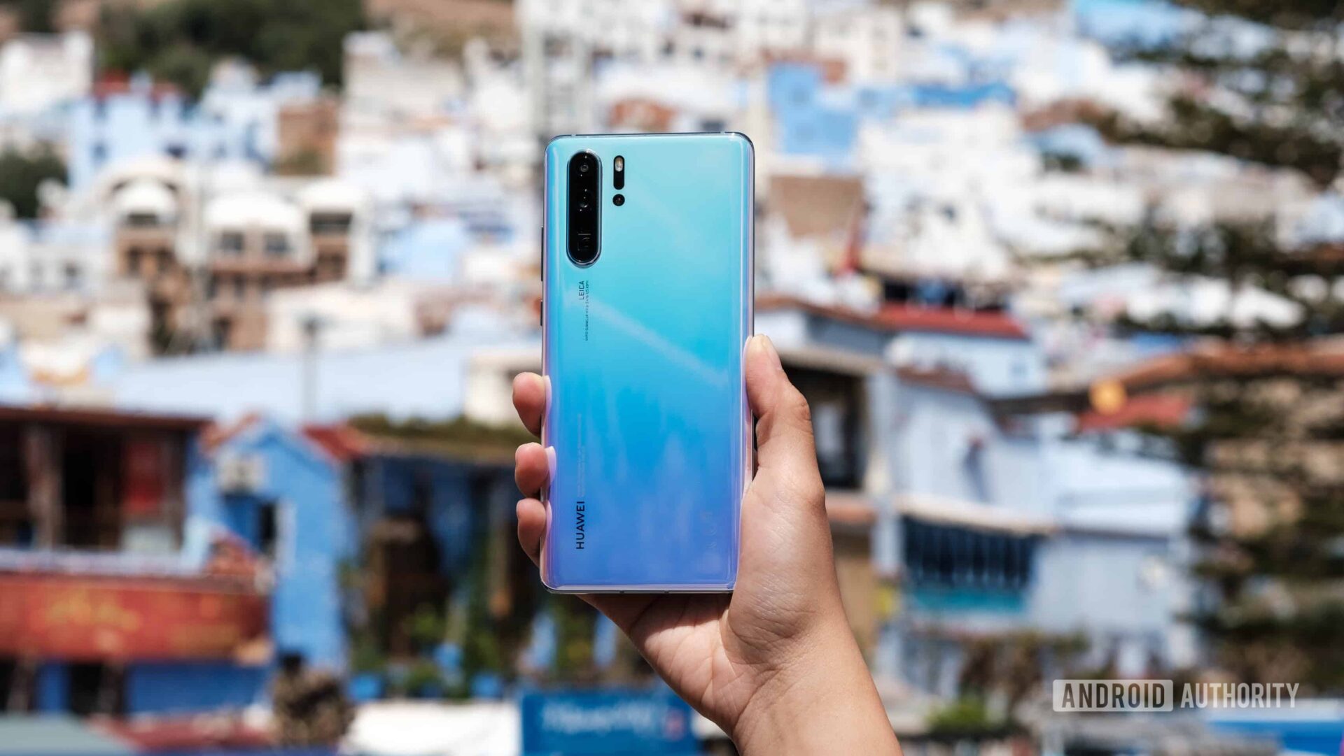 HUAWEI P30 Pro held in hand