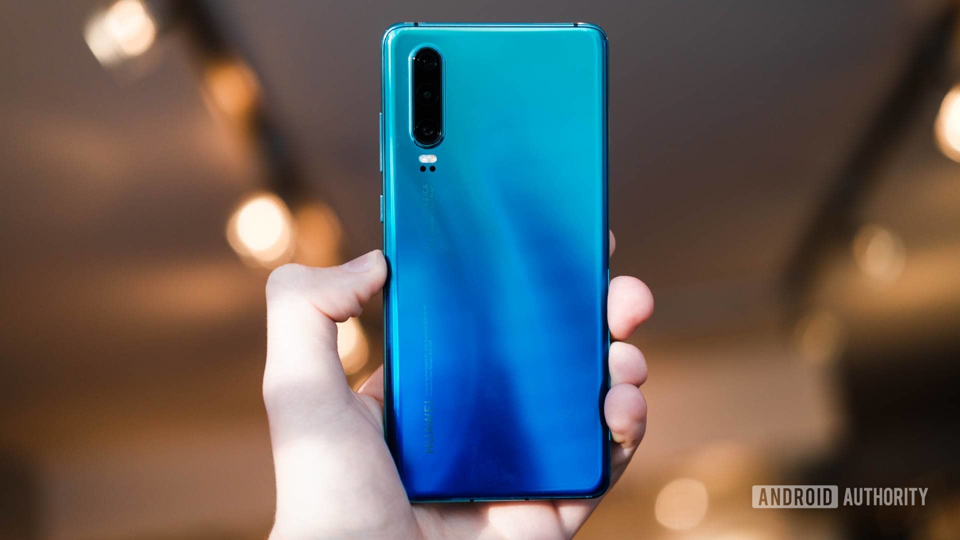 Huawei P30 back in hand