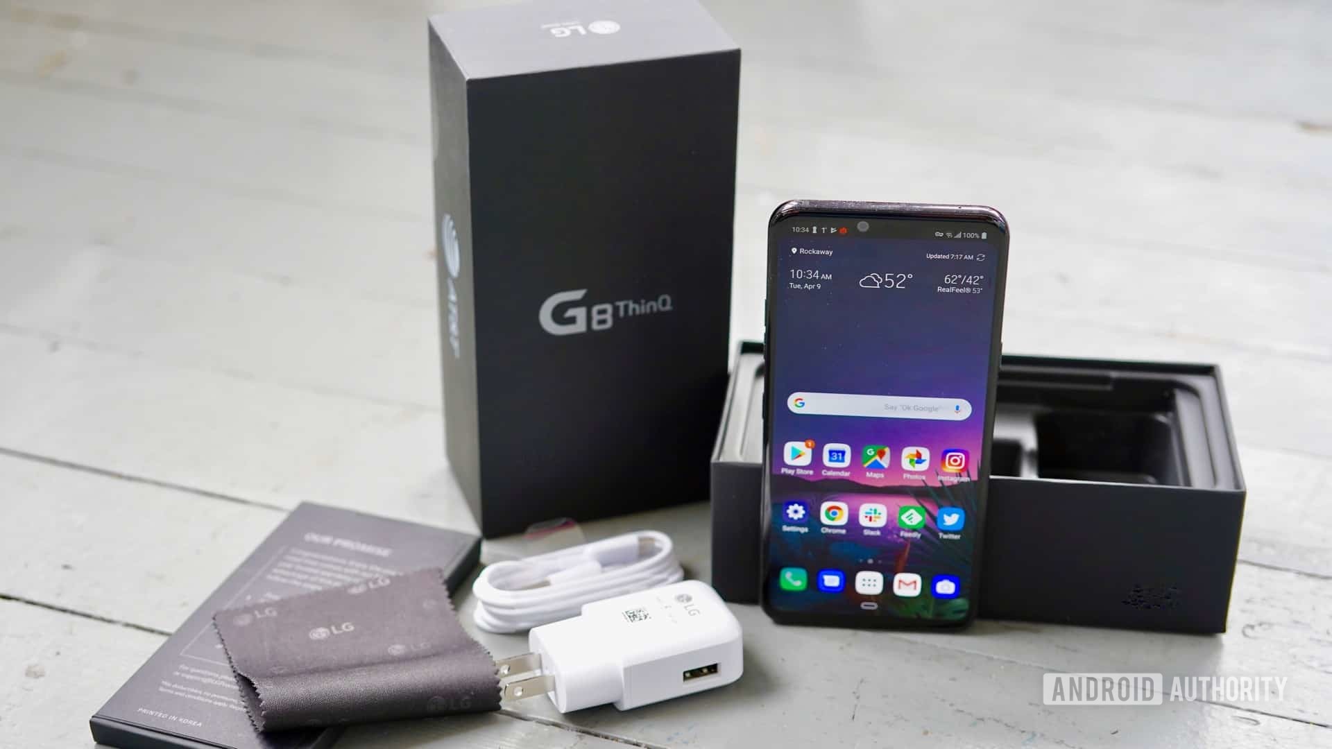 LG G8 package box content