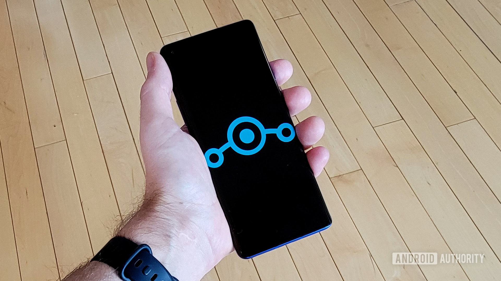 Logotipo de Lineage OS en OnePlus 8 Pro