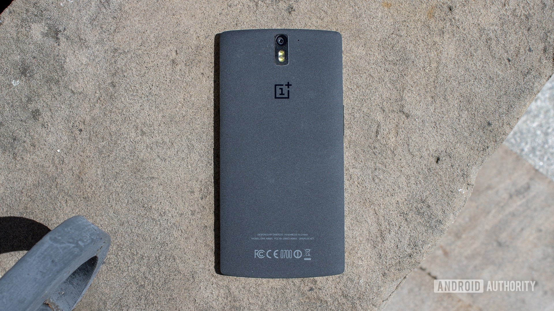 The sandstone back of the OnePlus One.