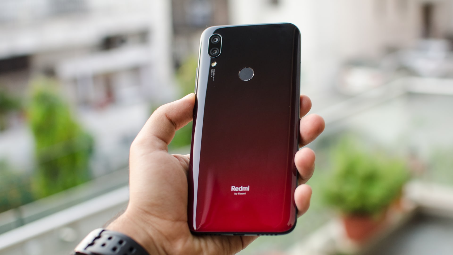 Redmi 7 in hand (2)