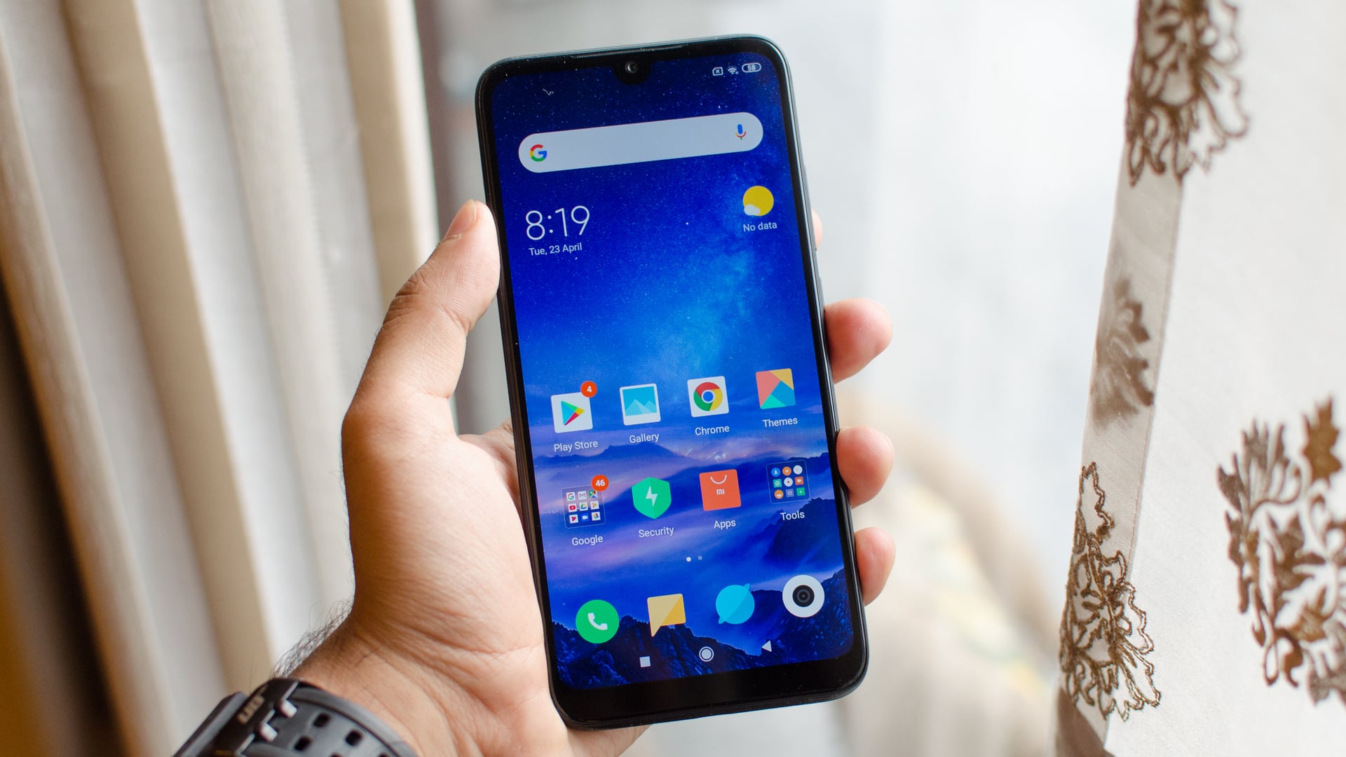 Redmi 7 in hand with homescreen