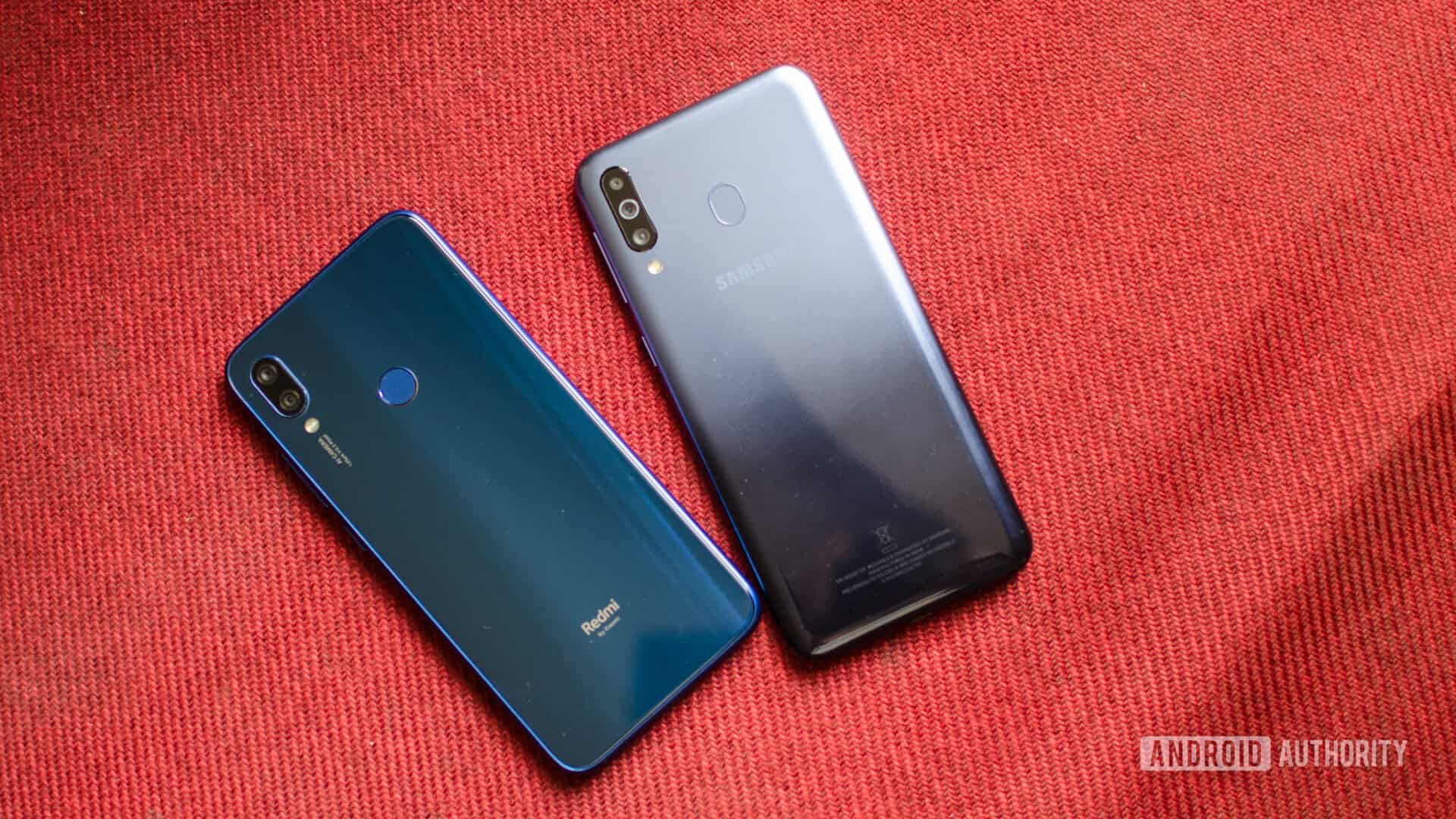 Redmi Note 7 vs Samsung Galaxy M30 back of the phones