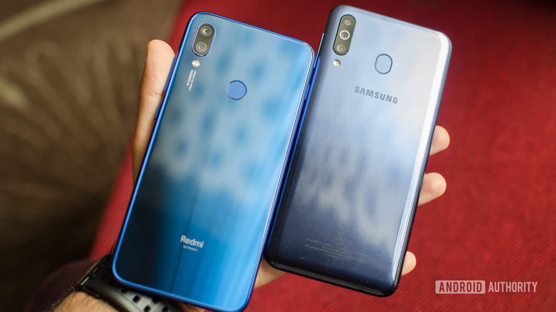 Redmi Note 7 vs Samsung Galaxy M30 both phones in hand showing back panel