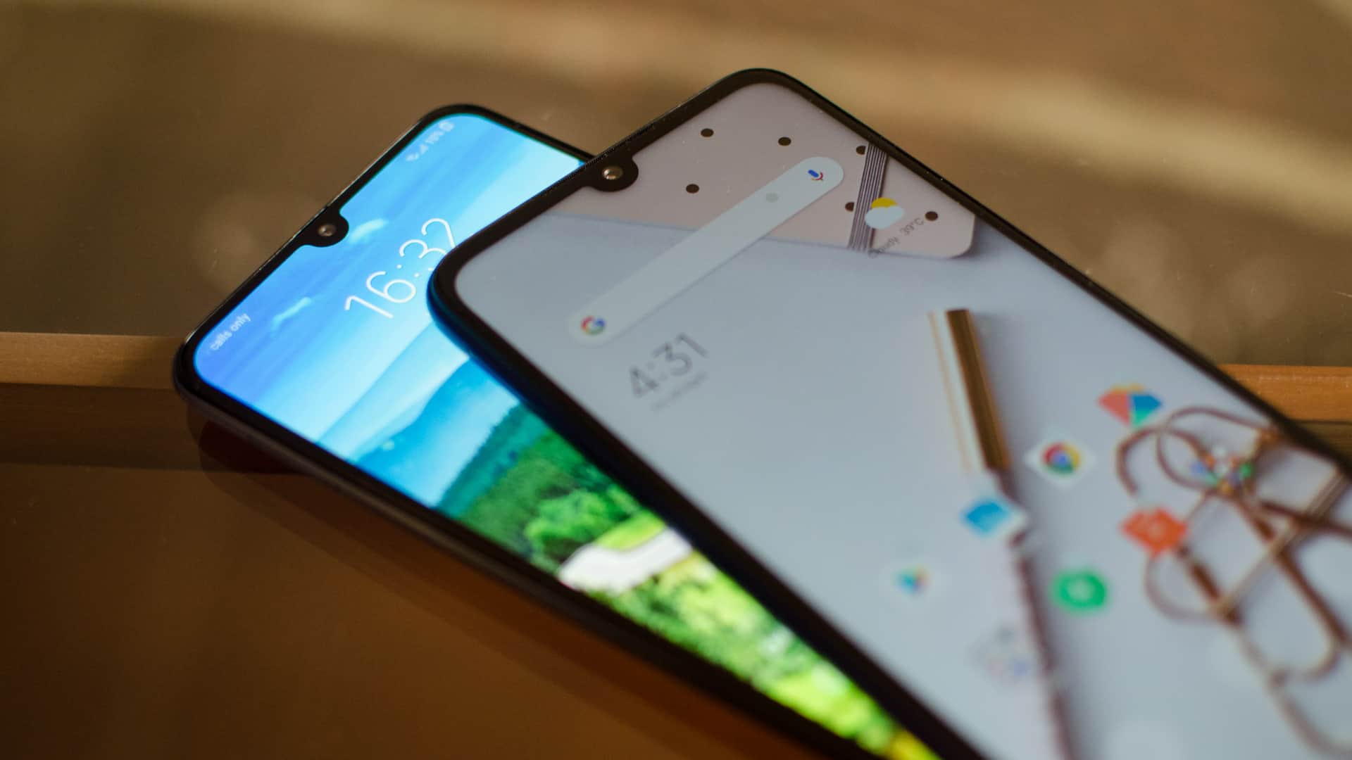 Redmi Note 7 vs Samsung Galaxy M30 displays showing notch