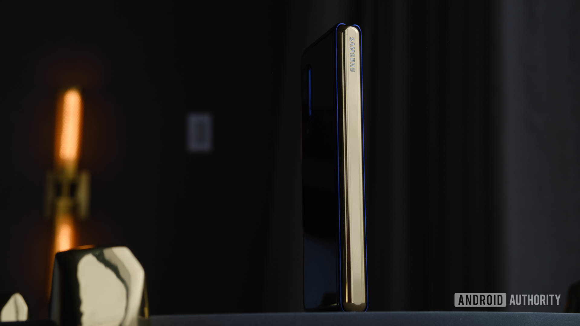 Samsung Galaxy Fold gold hinge centered