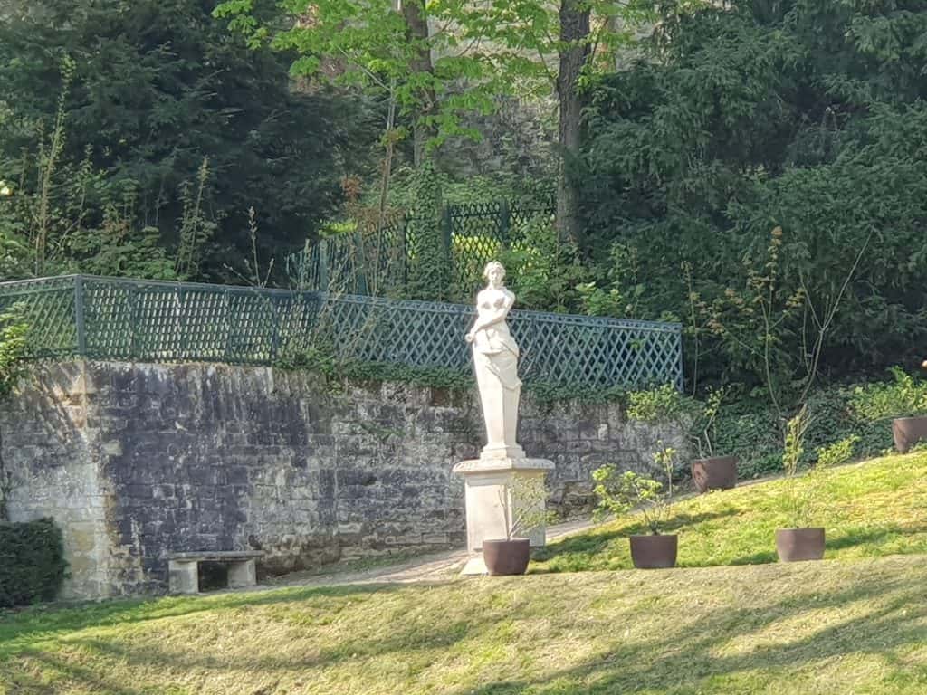 A photo of a statue shot with the Samsung Galaxy S10 5G at 10x zoom.