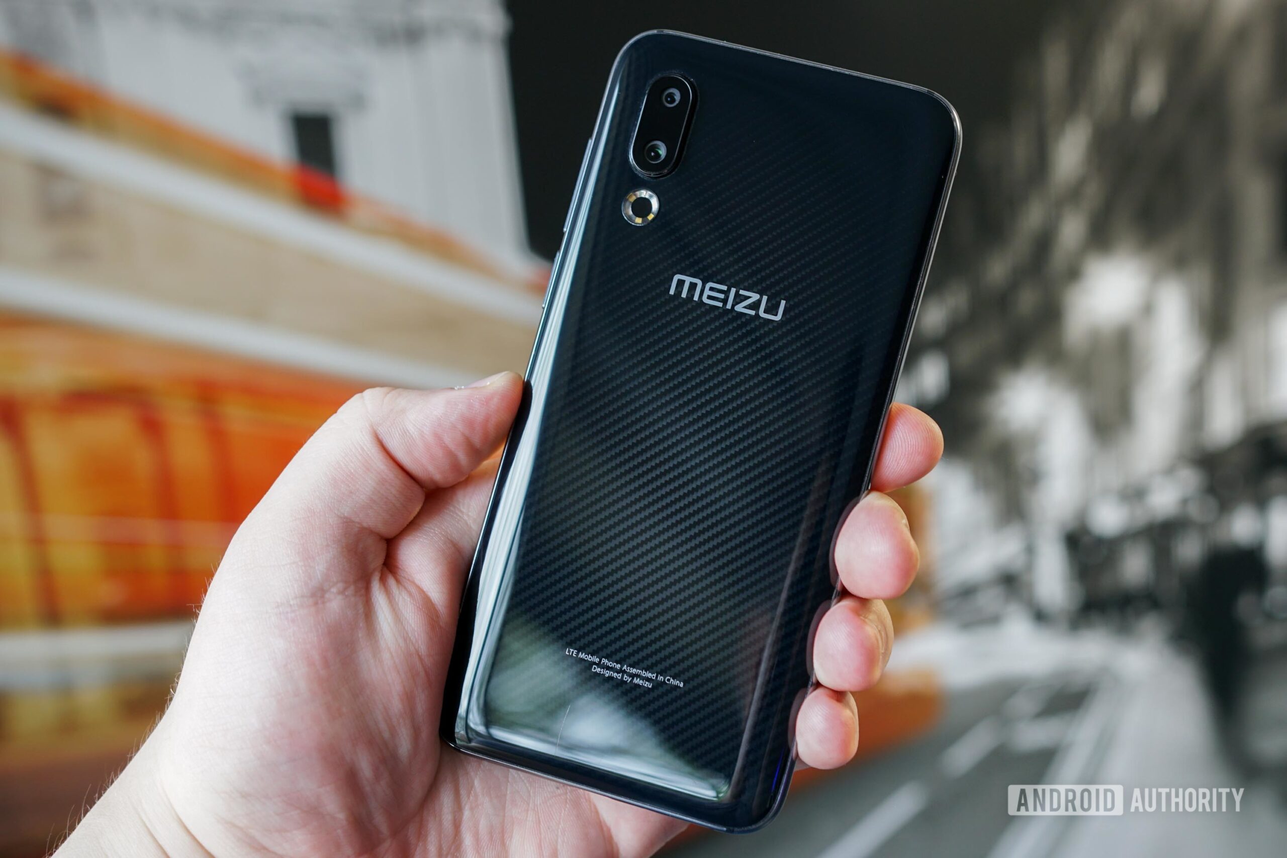 Meizu 16s rear, highlighting Carbon Black look