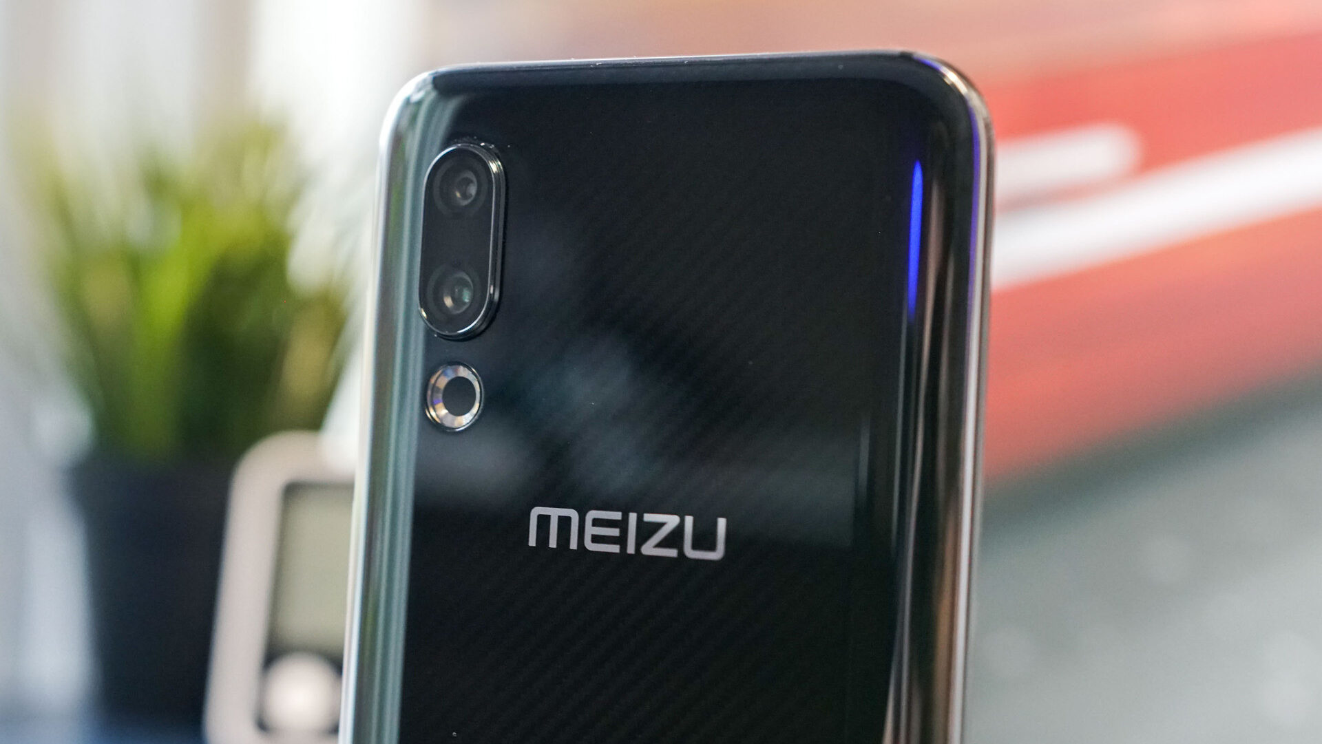 Meizu 16s atrás, mostrando logo y cámaras