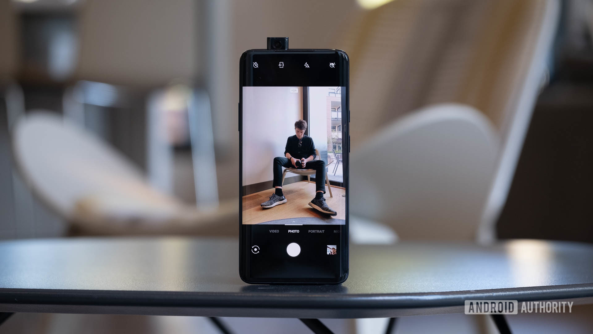 Selfie OnePlus 7 Pro terbuka di atas meja