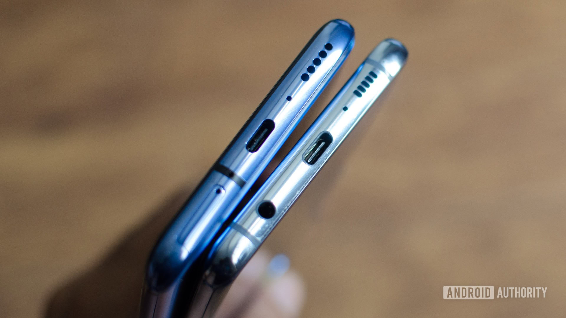 OnePlus 7 Pro vs Galaxy S10 Plus USB C port and headphone jack