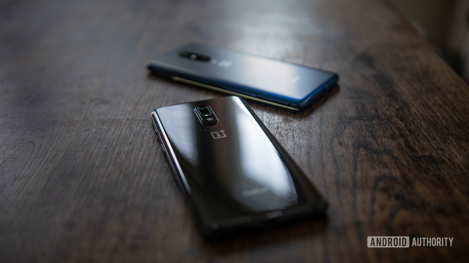 OnePlus 7 mirror gray back and OnePlus 7 Pro nubula blue