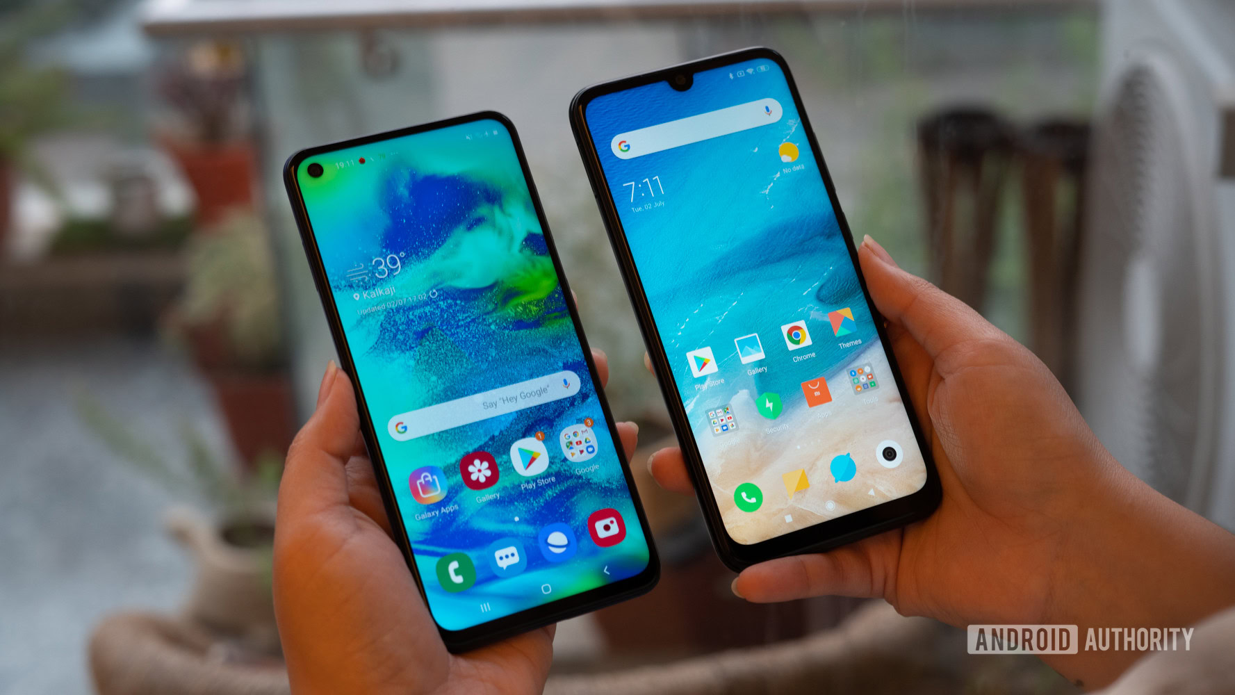 Samsung Galaxy M40 vs Redmi Note 7 Pro profile in hand