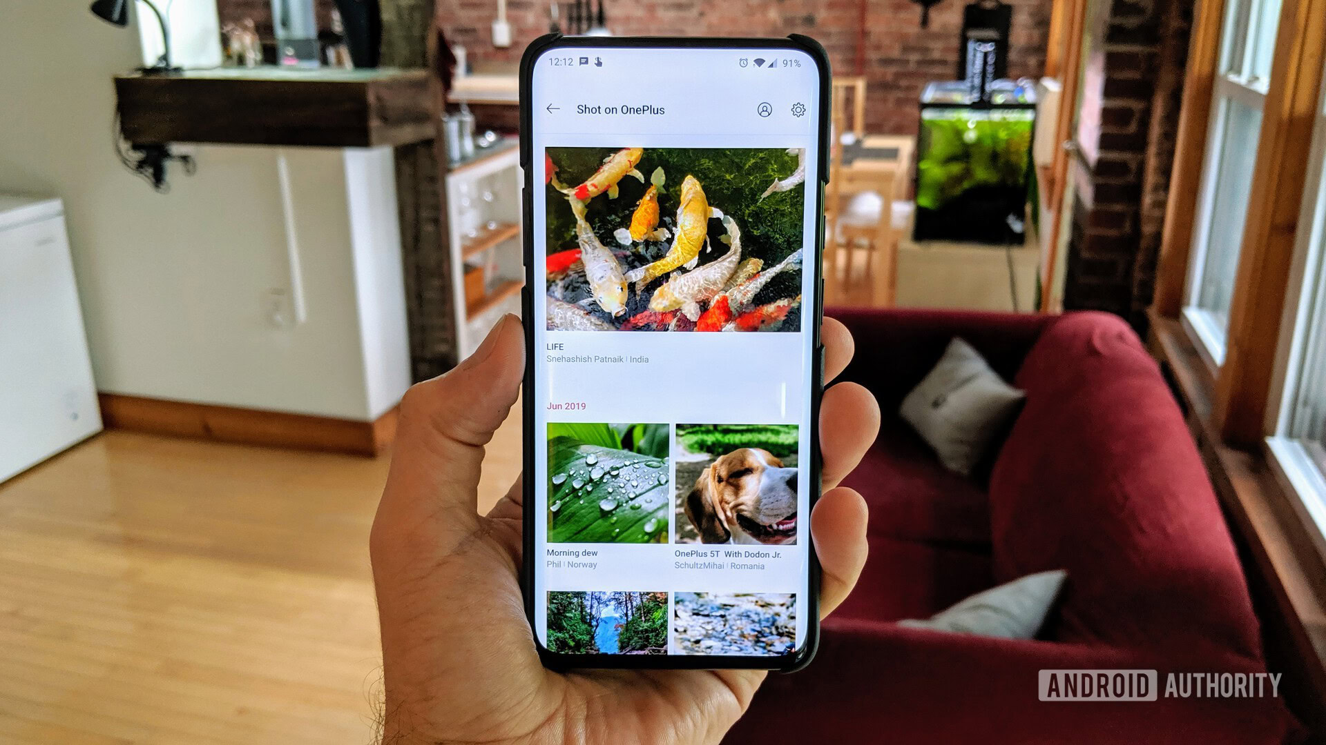 A photo of the OnePlus 7 Pro with the Shot on OnePlus wallpaper app open.